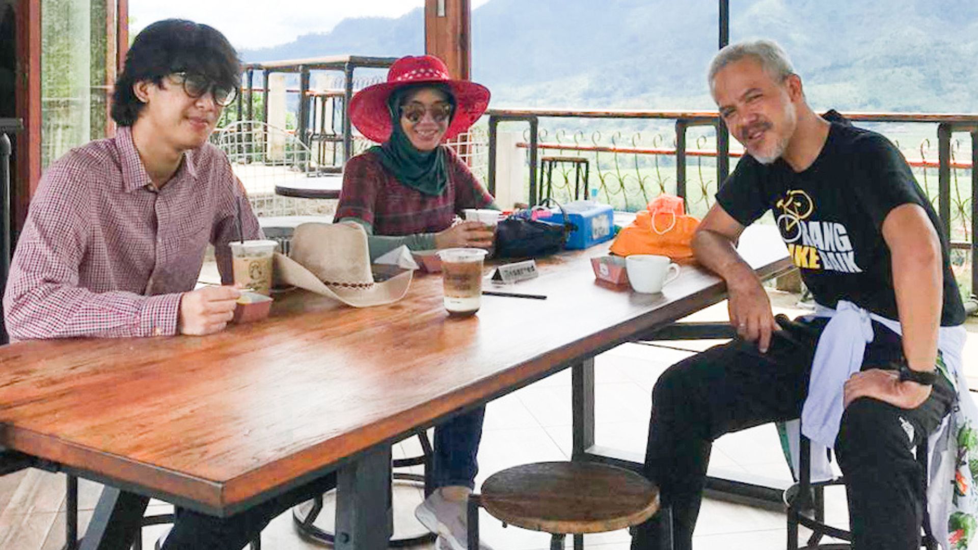 Cafe in Borobudur Visited by Ganjar Pranowo 2 Ganjar Pranowo at the Bukit Rhema shop