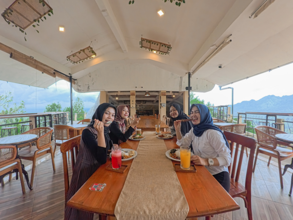 Kedai Bukit Rhema Buffet: Borobudur Resto with Javanese Cuisine and Traditional Food 12 Family Dining Places in Magelang