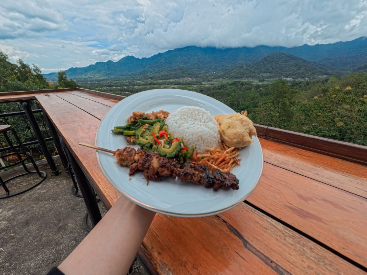 Booking Tempat Rapat di Kedai Bukit Rhema: 4 Pilihan Ruang Meeting Terbaik di Magelang 34 Prasmanan Kedai Bukit Rhema, Borobudur