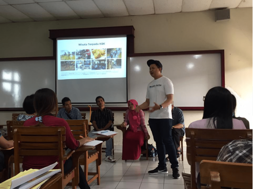 Kedai Bukit Rhema: Sejarah Dan Cerita Di Balik Layar 10 Denmas Setia Wenas Presentasi di Universitas Sanata Dharma