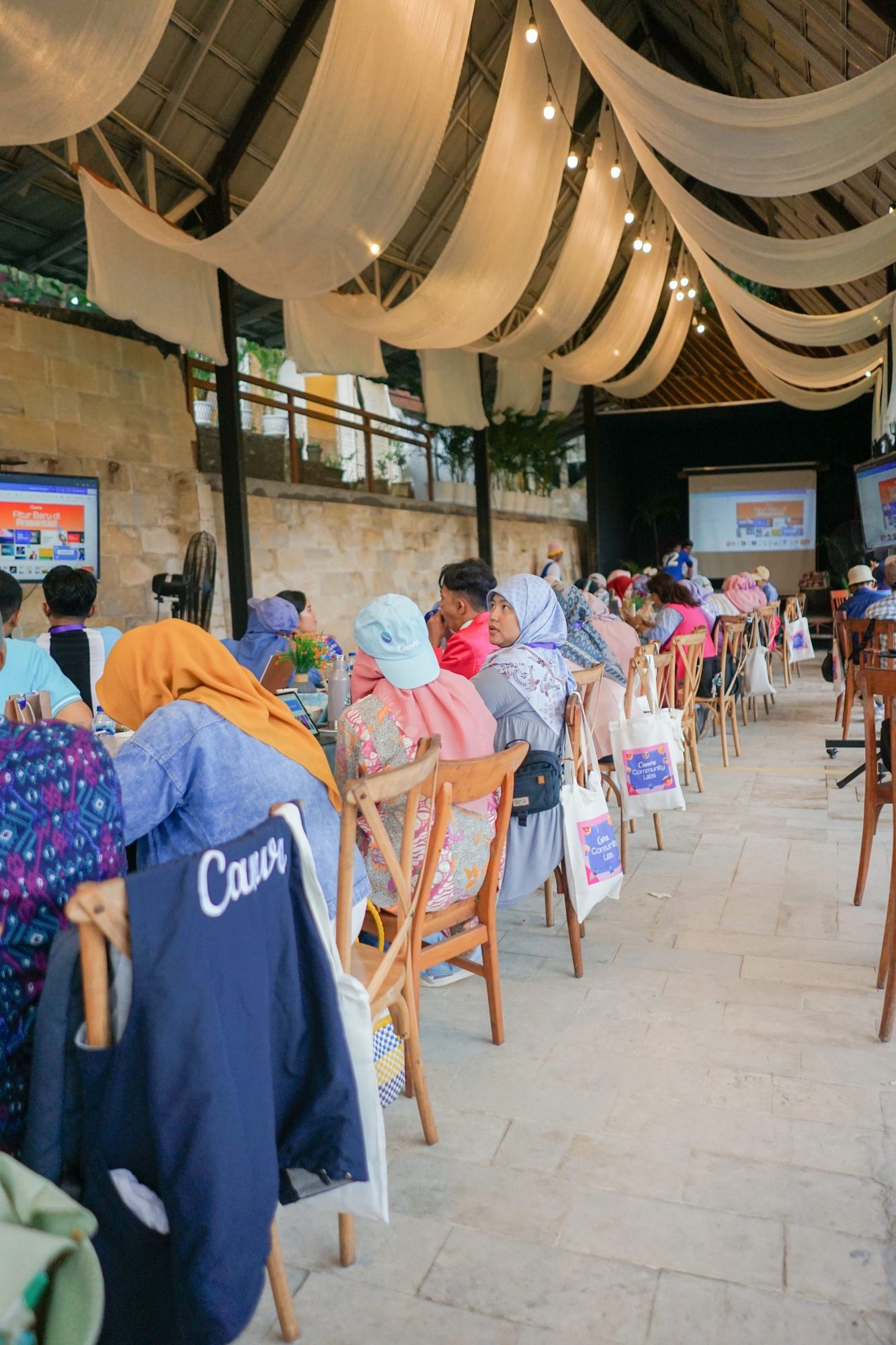 Booking Tempat Rapat di Kedai Bukit Rhema: 4 Pilihan Ruang Meeting Terbaik di Magelang 31 Ruang meeting Kedai Bukit Rhema, Borobudur