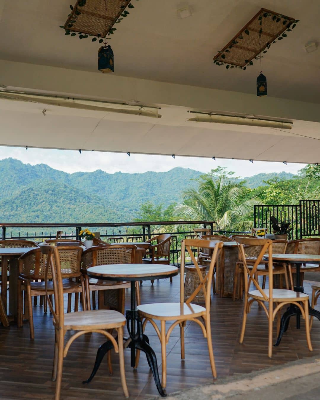 Tempat Makan Dekat Candi Borobudur untuk Keluarga, Rombongan, dan Wisatawan 4 Ruang makan Kedai Bukit Rhema, Borobudur