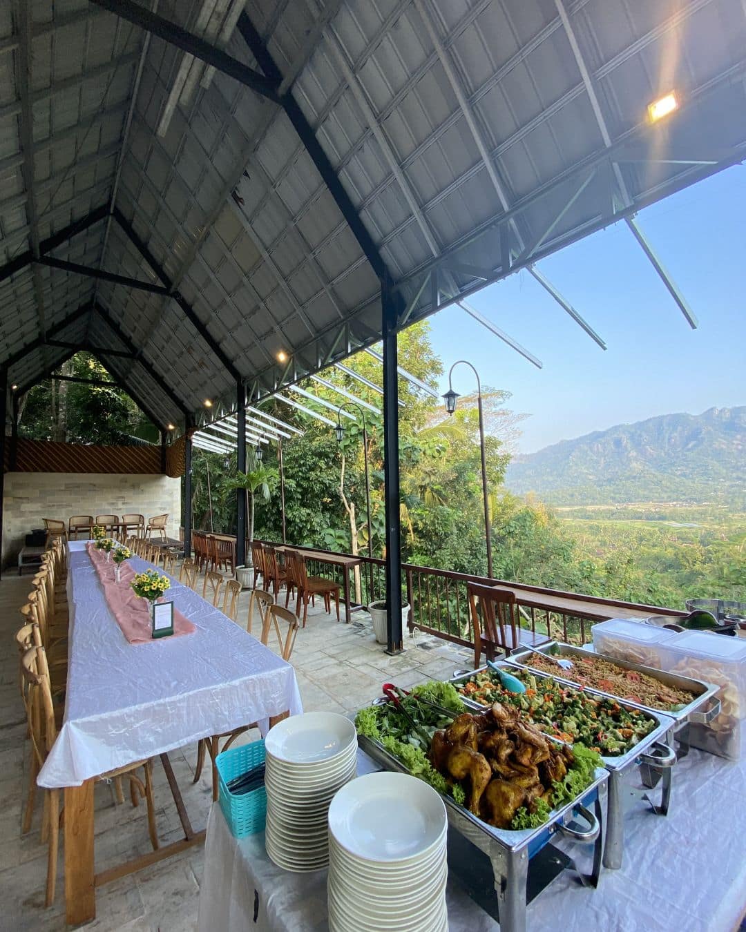 Resto View di Borobudur: Pilih Suasana Sawah, Bukit, atau Dekat Gereja Ayam? 5 View Menoreh Kedai Bukit Rhema, Borobudur