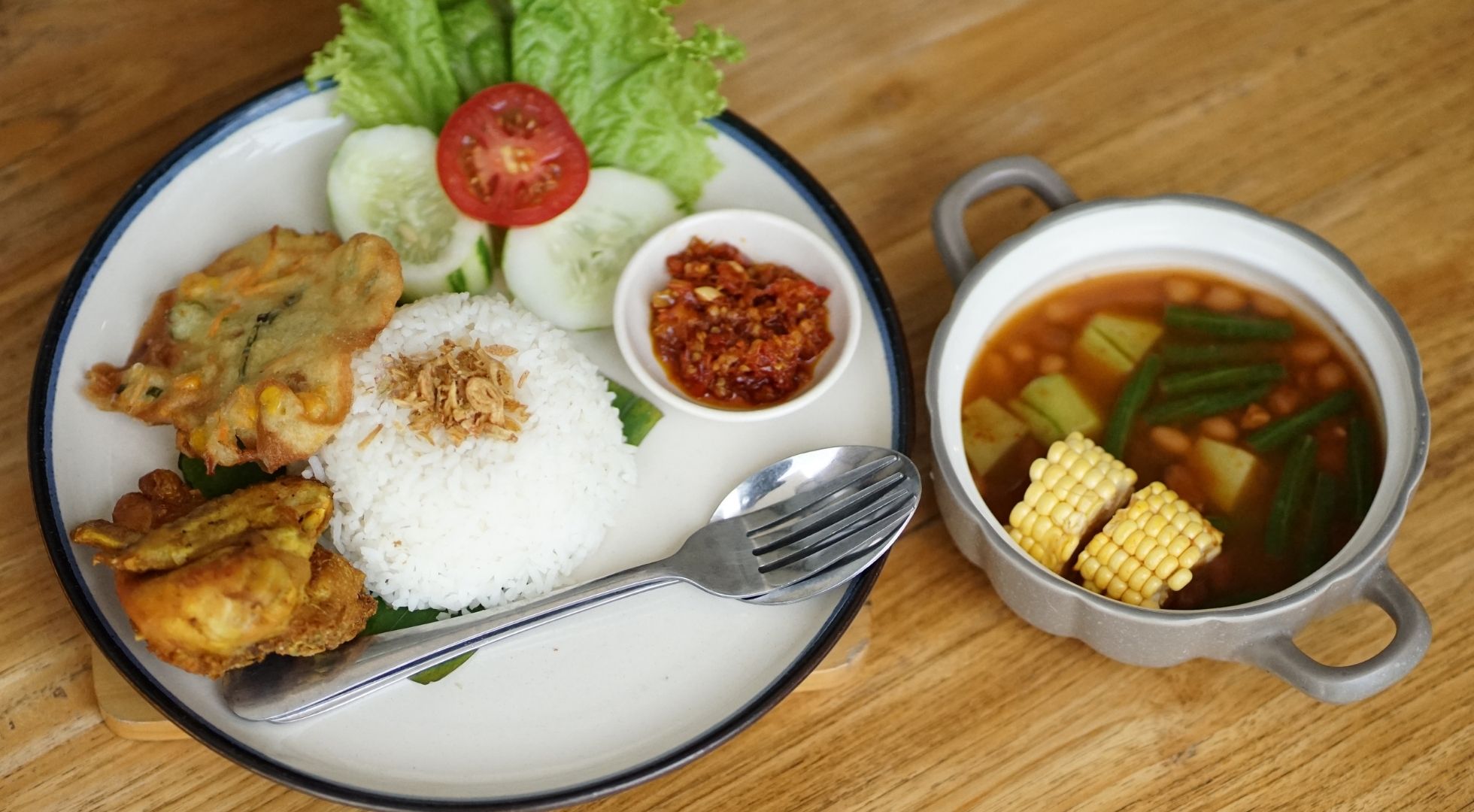 香料烤鸡:婆罗浮屠附近最棒的午餐体验 15 pelengkap makan siang sayur asem gorengan