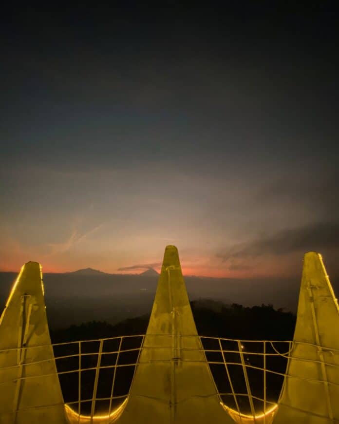 Sunrise Bukit Rhema dengan Merapi Merbabu dan Candi Borobudur Sunrise dari Gereja Ayam Bukit Rhema, Magelang