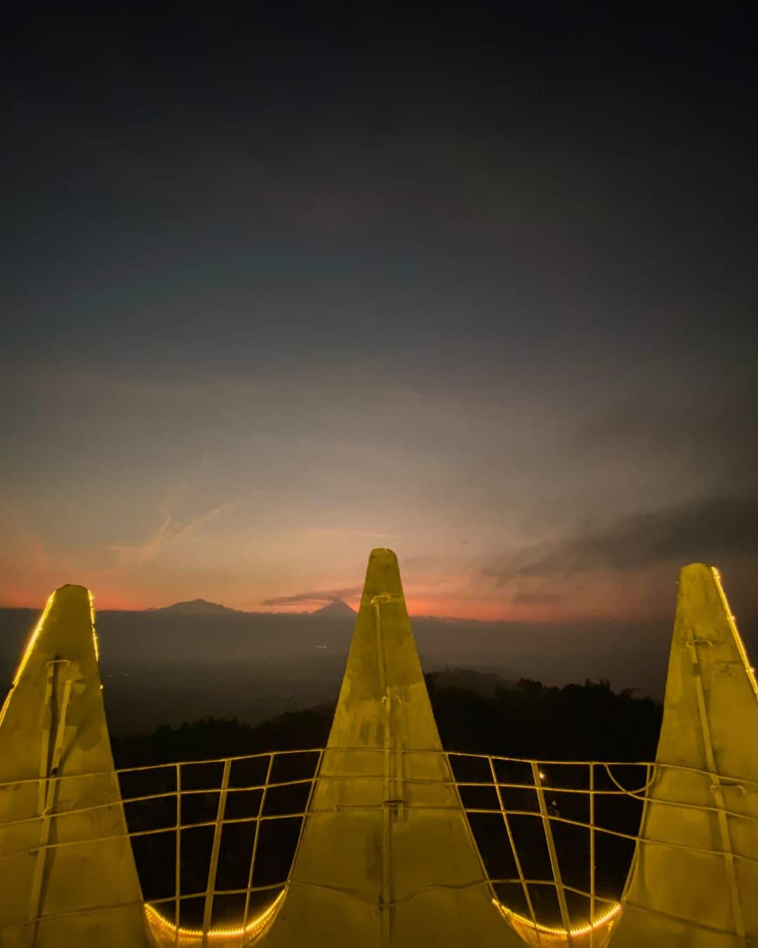 Sunrise Borobudur 2026 di Gereja Ayam Bukit Rhema: Jam Terbaik, Harga, dan Sarapan 4 Sunrise dari Gereja Ayam Bukit Rhema, Magelang
