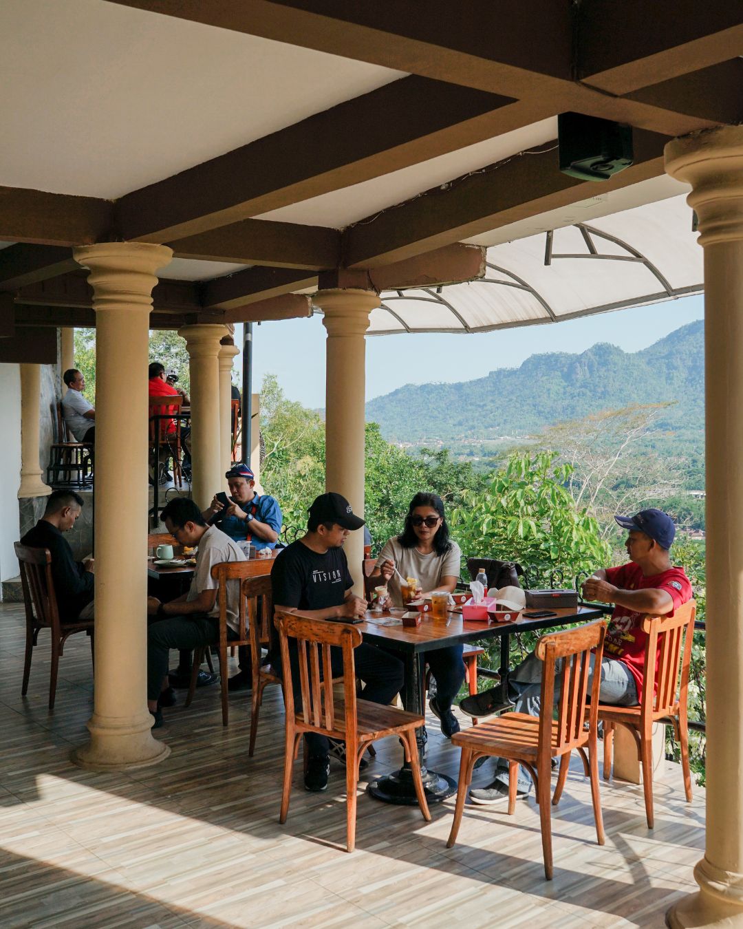 香料烤鸡:婆罗浮屠附近最棒的午餐体验 14 view bukit menoreh dari lantai 2 kedai bukit rhema