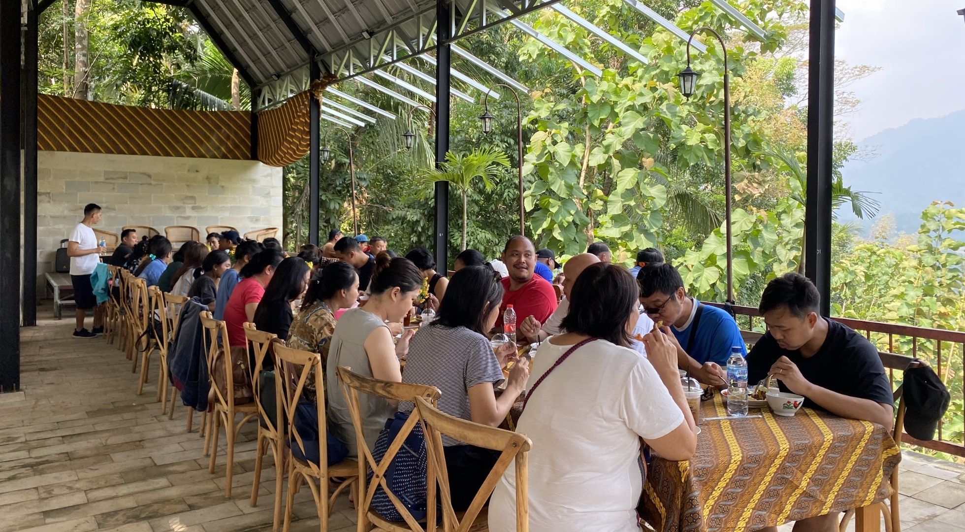Gruppenrestaurant in der Nähe von Borobudur: Große Kapazität, Nusantara-Geschmack 24 whatsapp booking rombongan kedai bukit rhema