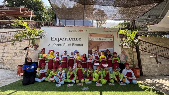 featured-outing-sd-mi-maarif-donorojo-bukit-rhema Outing SD Mi Ma’arif Donorojo hias donat di Kedai Bukit Rhema dengan latar Perbukitan Menoreh dan langit biru