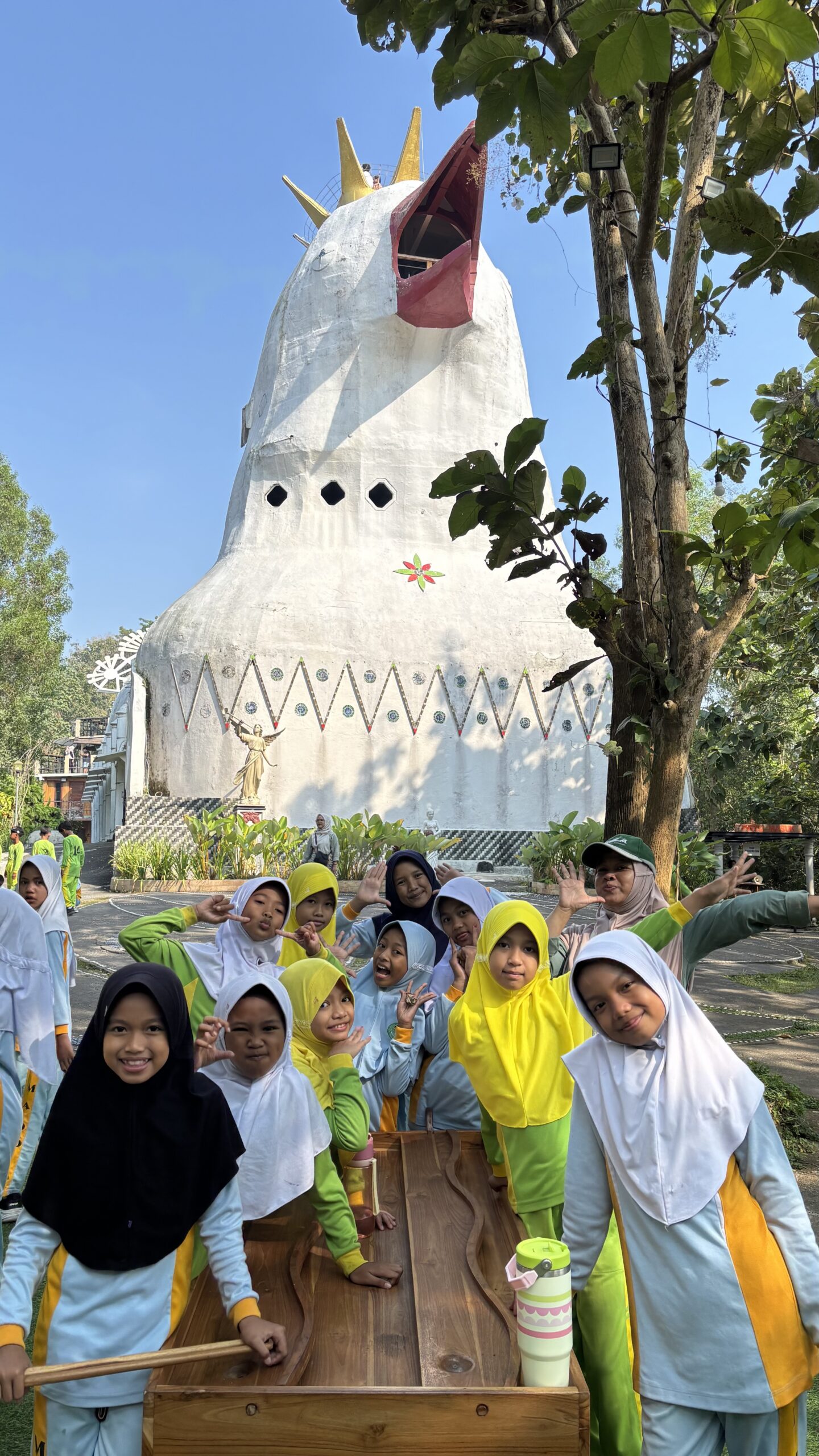 Outing SD MI Ma’arif Donorojo: Hias Donat di Bukit Rhema 6 Pemandangan Perbukitan Menoreh dari Kedai Bukit Rhema, lokasi outing di Borobudur