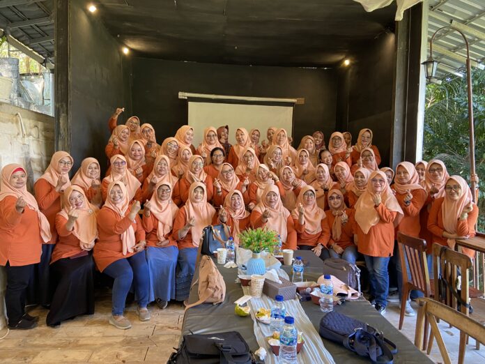featured-tempat-makan-borobudur-rombongan-dharma-wanita Ibu-ibu Dharma Wanita kompak berseragam oranye dan biru saat makan siang di Naruastu Kedai Bukit Rhema, tempat makan Borobudur favorit rombongan