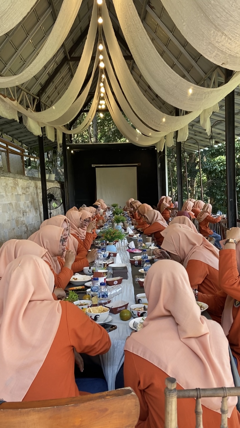 Tempat Makan Borobudur untuk Rombongan Dharma Wanita 17 Suasana acara Dharma Wanita di Kedai Bukit Rhema dengan latar perbukitan hijau, tempat makan di Borobudur yang nyaman