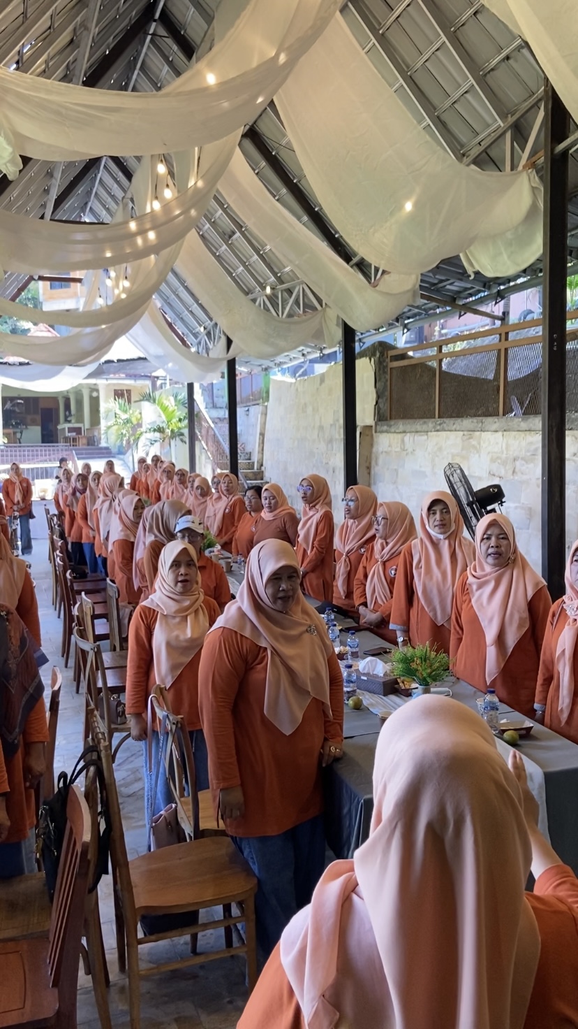 Tempat Makan Borobudur untuk Rombongan Dharma Wanita 18 Tim Kedai Bukit Rhema (Mas Ziddan, Mas Nuel, Mas Fawwaz, Mbak Muna) melayani rombongan di tempat makan Borobudur