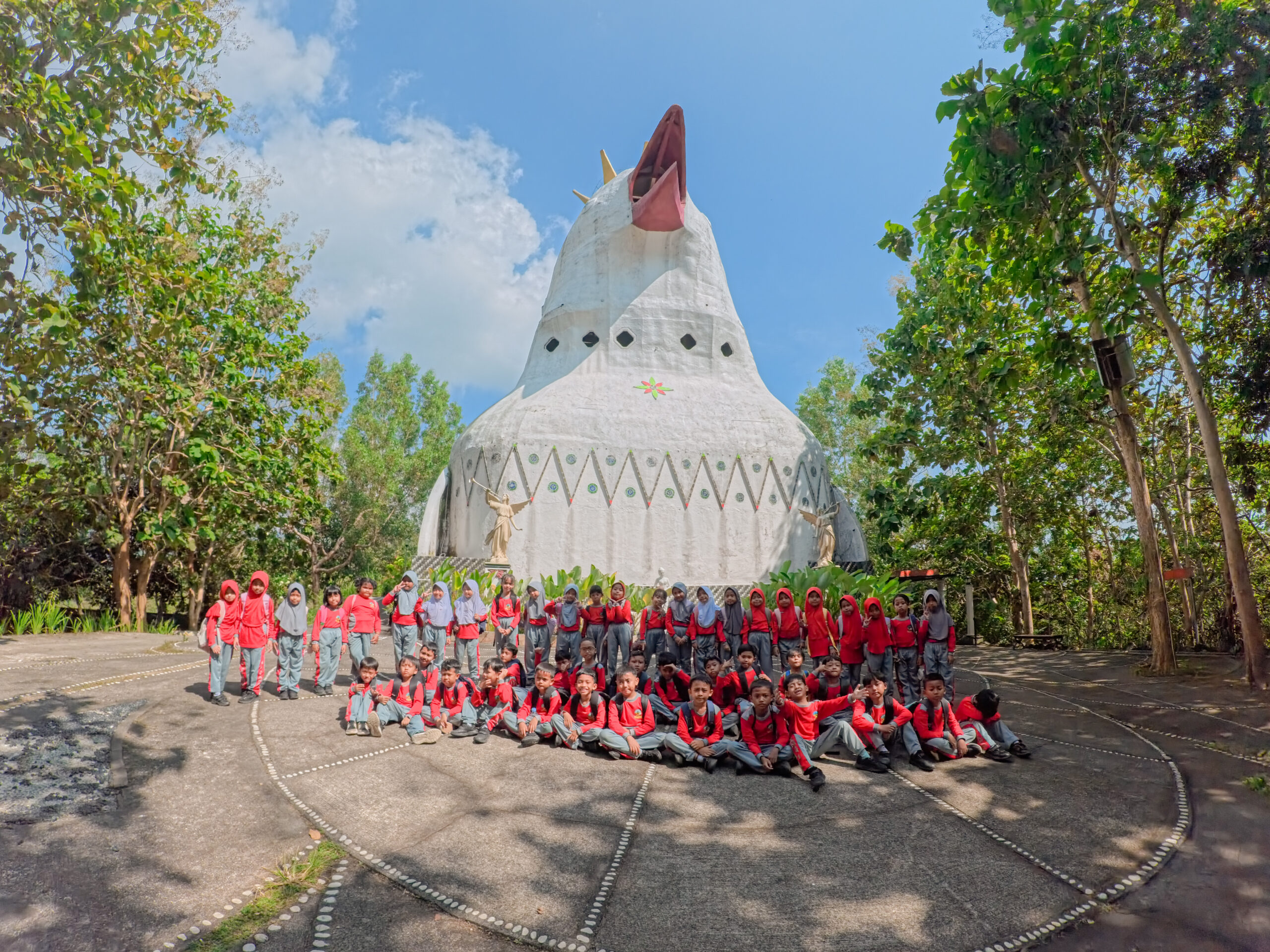 Outing Sekolah Seru: Menghias Donat SDN Salaman 1 di Kedai Bukit 17 Suasana outing di Borobudur, anak-anak berkreasi menghias donat di Kedai Bukit Rhema