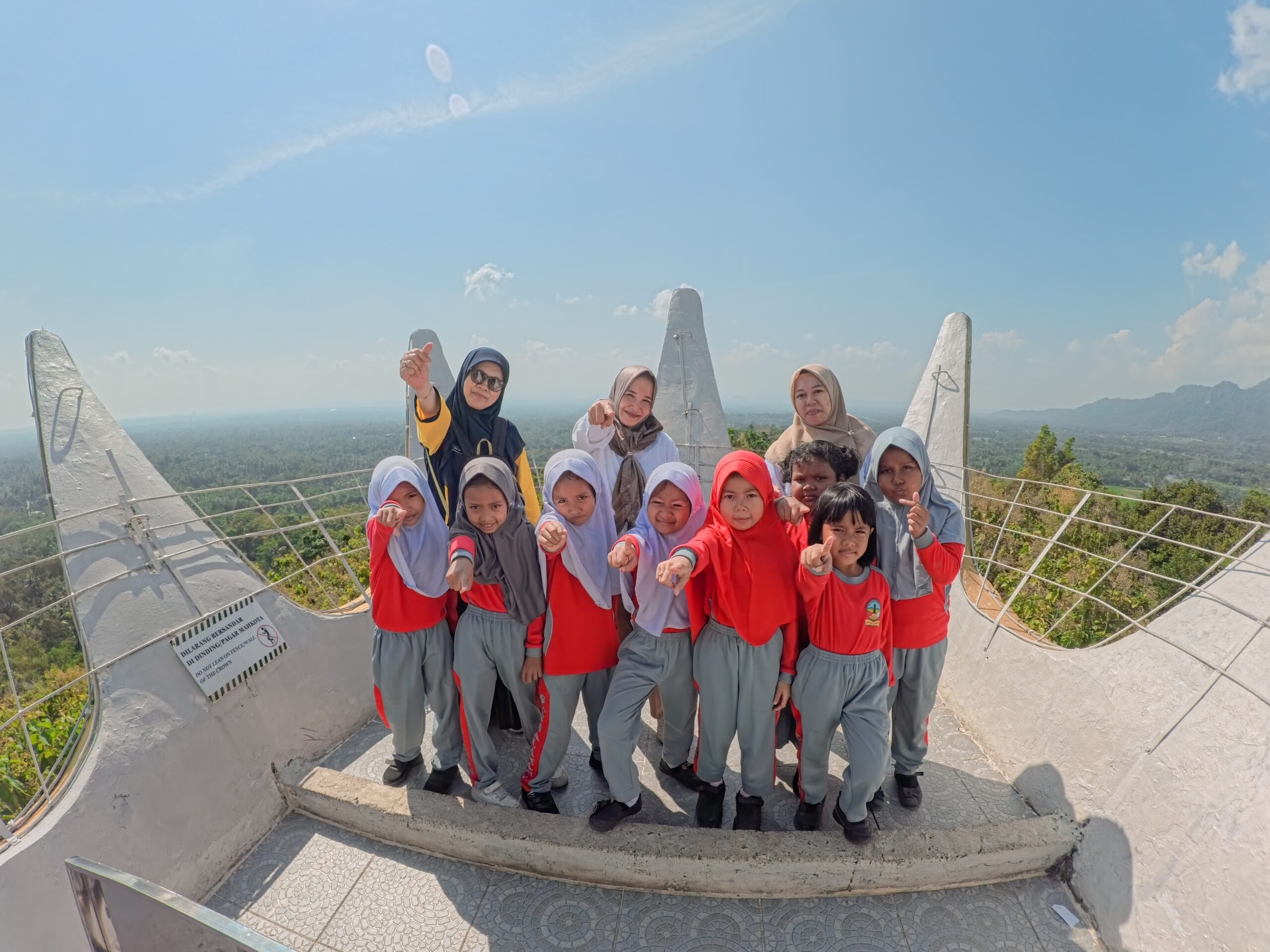Outing Sekolah Seru: Menghias Donat SDN Salaman 1 di Kedai Bukit 18 Pemandangan Perbukitan Menoreh dari Mahkota Bukit Rhema, destinasi outing di Magelang