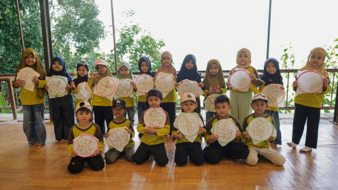 featured-outing-anak-membatik-kedai-bukit-rhema Anak-anak TK IT Zaid Bin Tsabit Ambartawang sedang membatik di Naruastu outdoor Kedai Bukit Rhema, kegiatan outing anak membatik yang edukatif