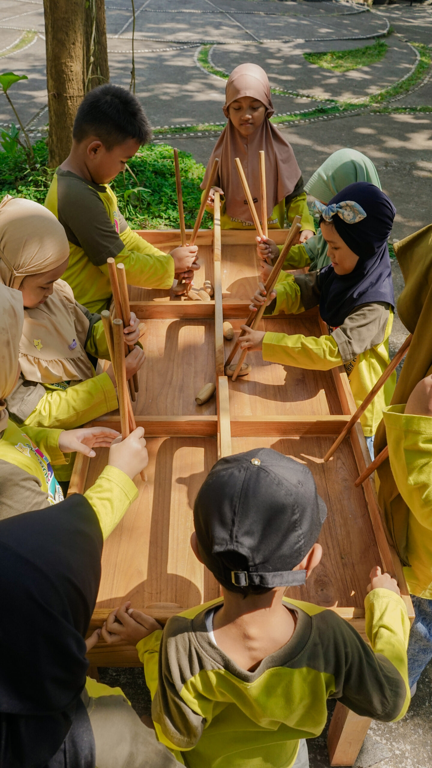Event Batik & Outbond TK IT Zaid Bin Tsabit: Serunya Outing Anak 17 Anak-anak dan orang tua mengikuti outbond Ksatria Menoreh di halaman Bukit Rhema, serunya outing anak membatik dan outbond