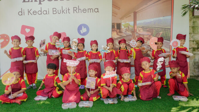 featured-outing-sekolah-tk-pertiwi-borobudur Anak-anak TK Pertiwi Tamanagung Muntilan mengenakan topi koki dan celemek saat menghias donat dalam kegiatan outing sekolah di Kedai Bukit Rhema Borobudur
