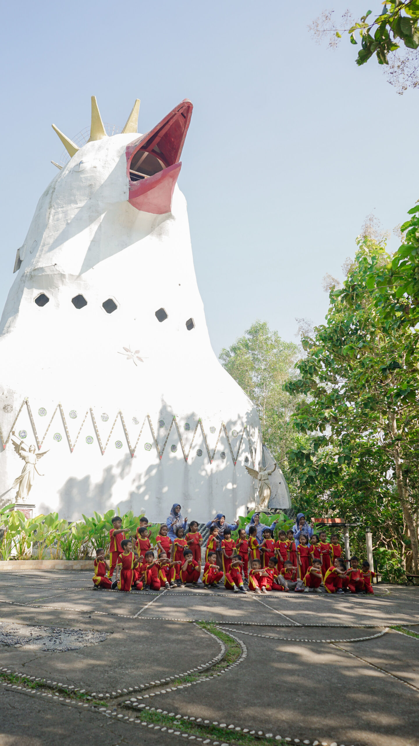 Outing di Sekolah TK Pertiwi: Serunya Menghias Donat di Borobudur 17 Suasana seru outing di Borobudur: anak-anak berfoto di depan gedung merpati Kedai Bukit Rhema dengan latar perbukitan Menoreh