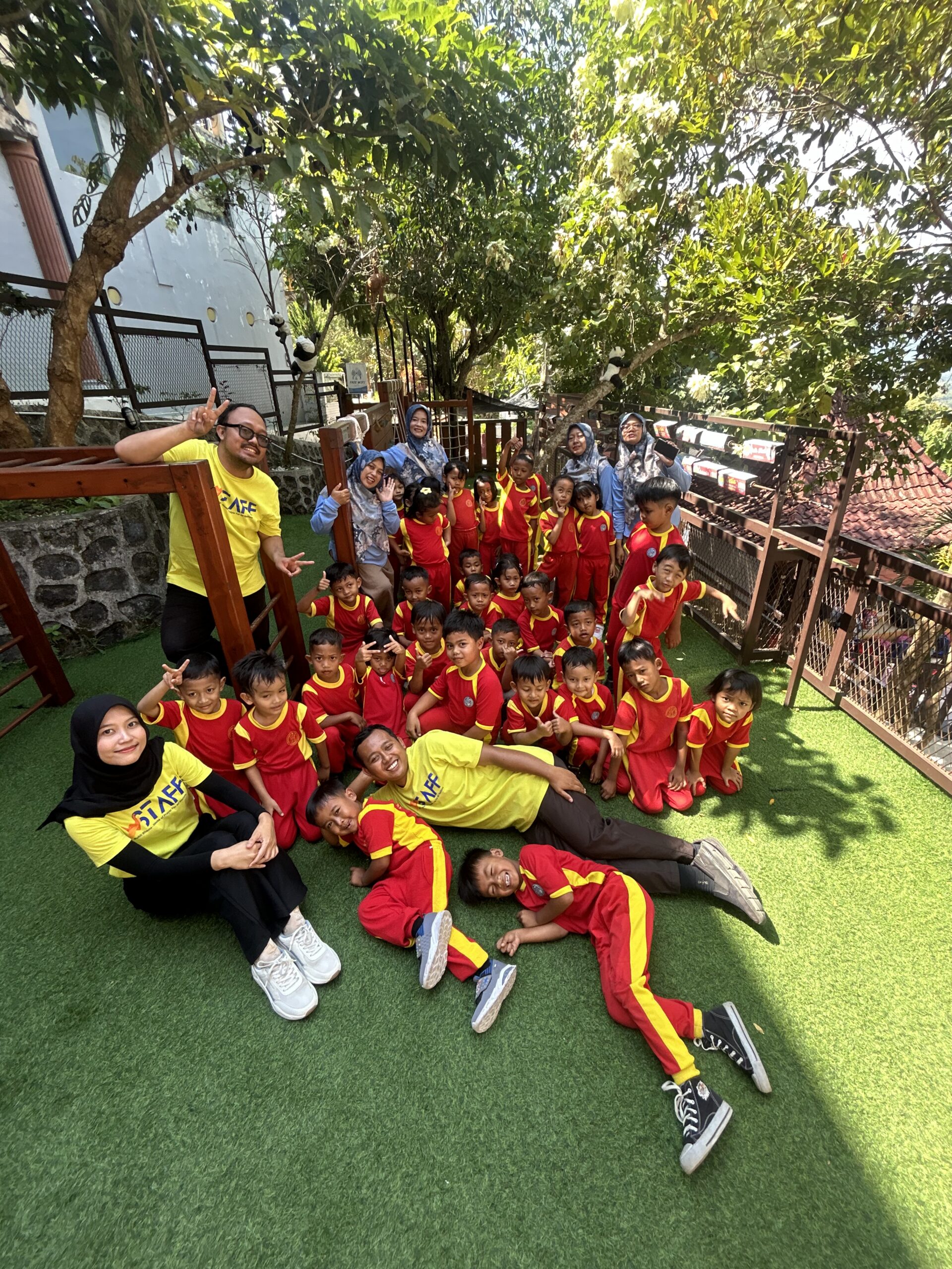Outing di Sekolah TK Pertiwi: Serunya Menghias Donat di Borobudur 18 Kegiatan menghias donat oleh koki cilik di Magelang: anak TK fokus menghias donat dengan aneka topping warna-warni