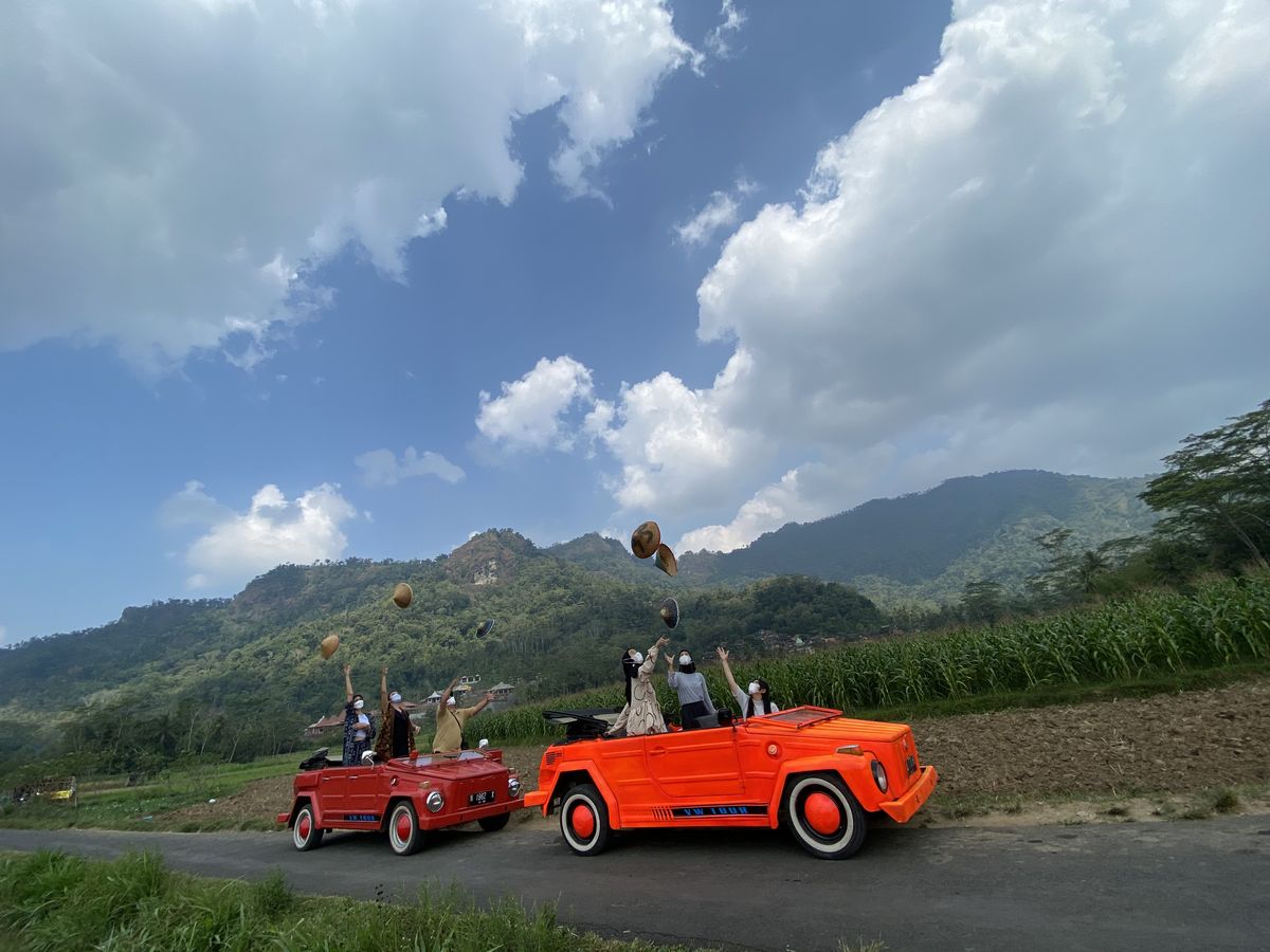 Kuliner Magelang dan Experience Seru Keluarga: Buruan Wisatawan 17 Sunrise Gereja Ayam Bukit Rhema Magelang pemandangan gunung