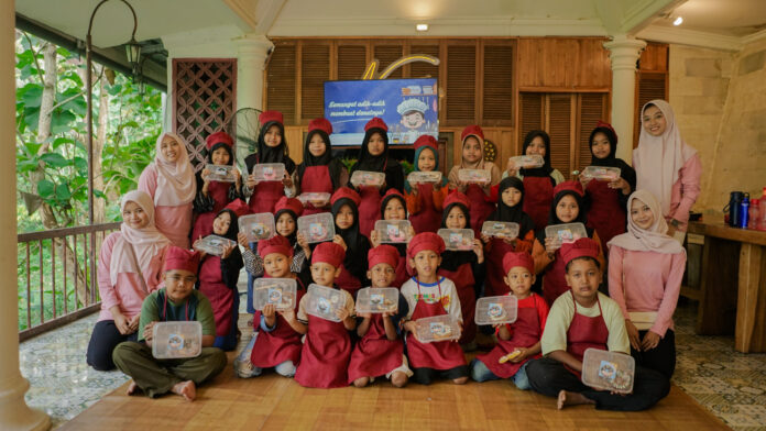 featured-inspirasi-outing-sekolah-bimbel-rules-berlian Outing sekolah Bimbel Rules Berlian Ringinanom foto bersama di depan Gedung Merpati Kedai Bukit Rhema