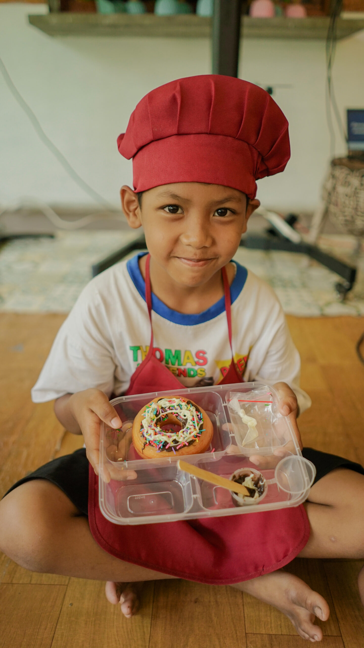 Inspirasi Outing Sekolah: Kunjungan Bimbel Rules Berlian Ringinanom 17 Anak-anak menghias donat saat outing class di Magelang bersama Kak Aris dan Kak Elis di Kedai Bukit Rhema