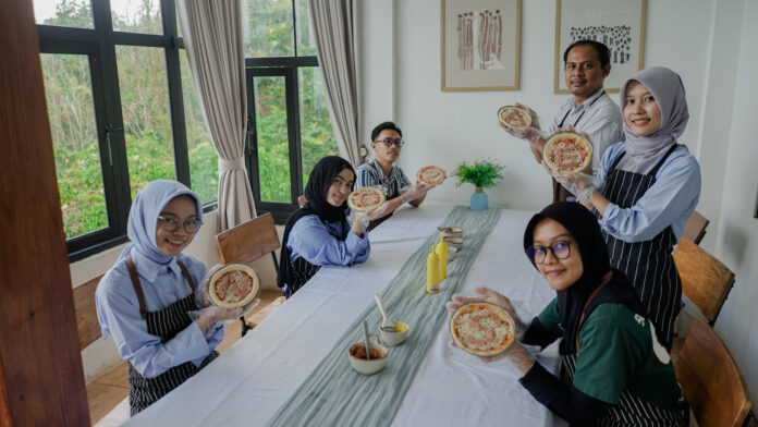 featured-pizza-time-membuat-pizza-borobudur Pizza Time di Kedai Bukit Rhema: anak-anak membuat pizza dengan view Perbukitan Menoreh