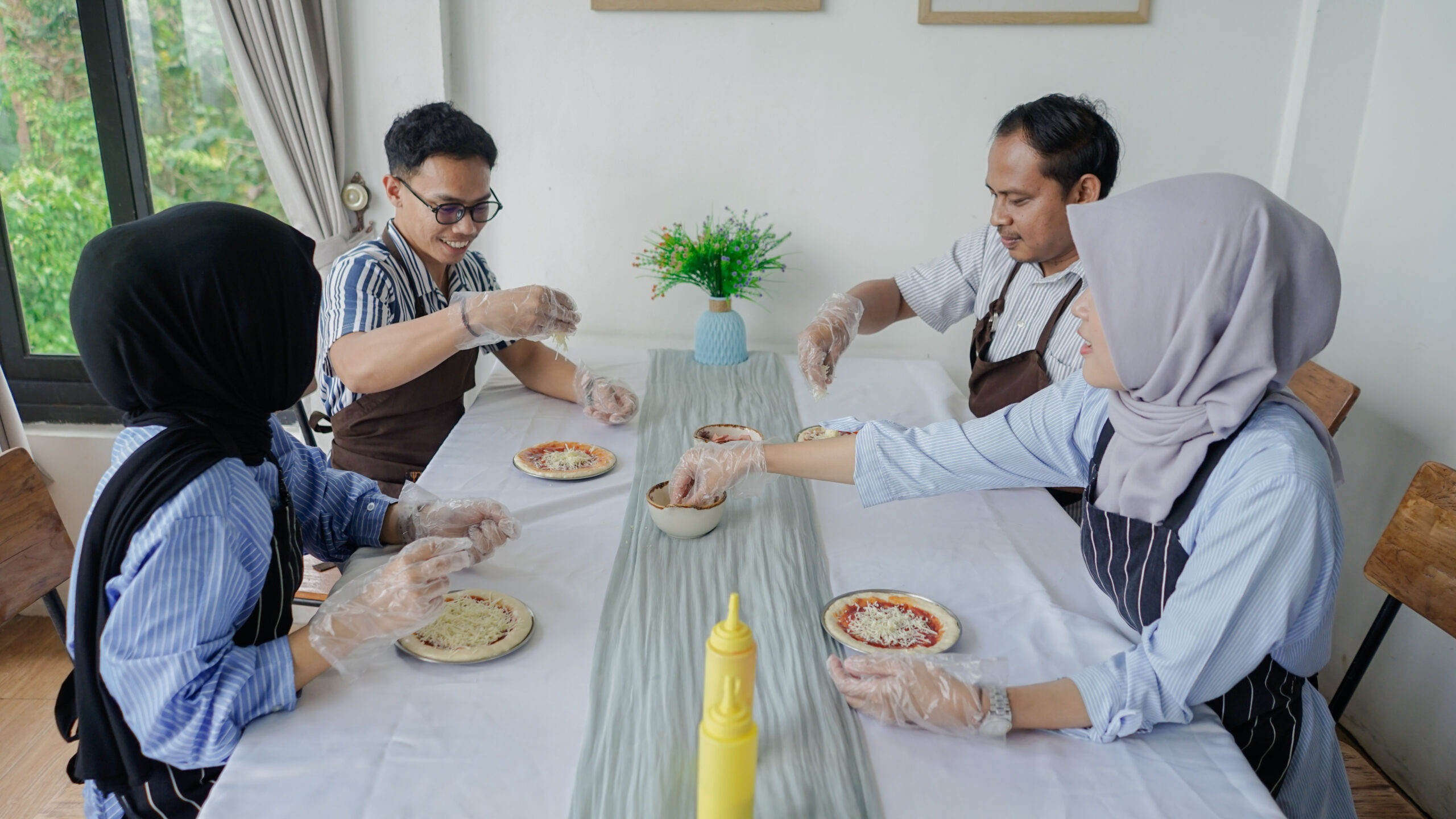 Pizza Time: Experience Baru Membuat Pizza dengan View Candi 17 Proses membuat pizza di Borobudur: memipihkan adonan dengan bimbingan staff