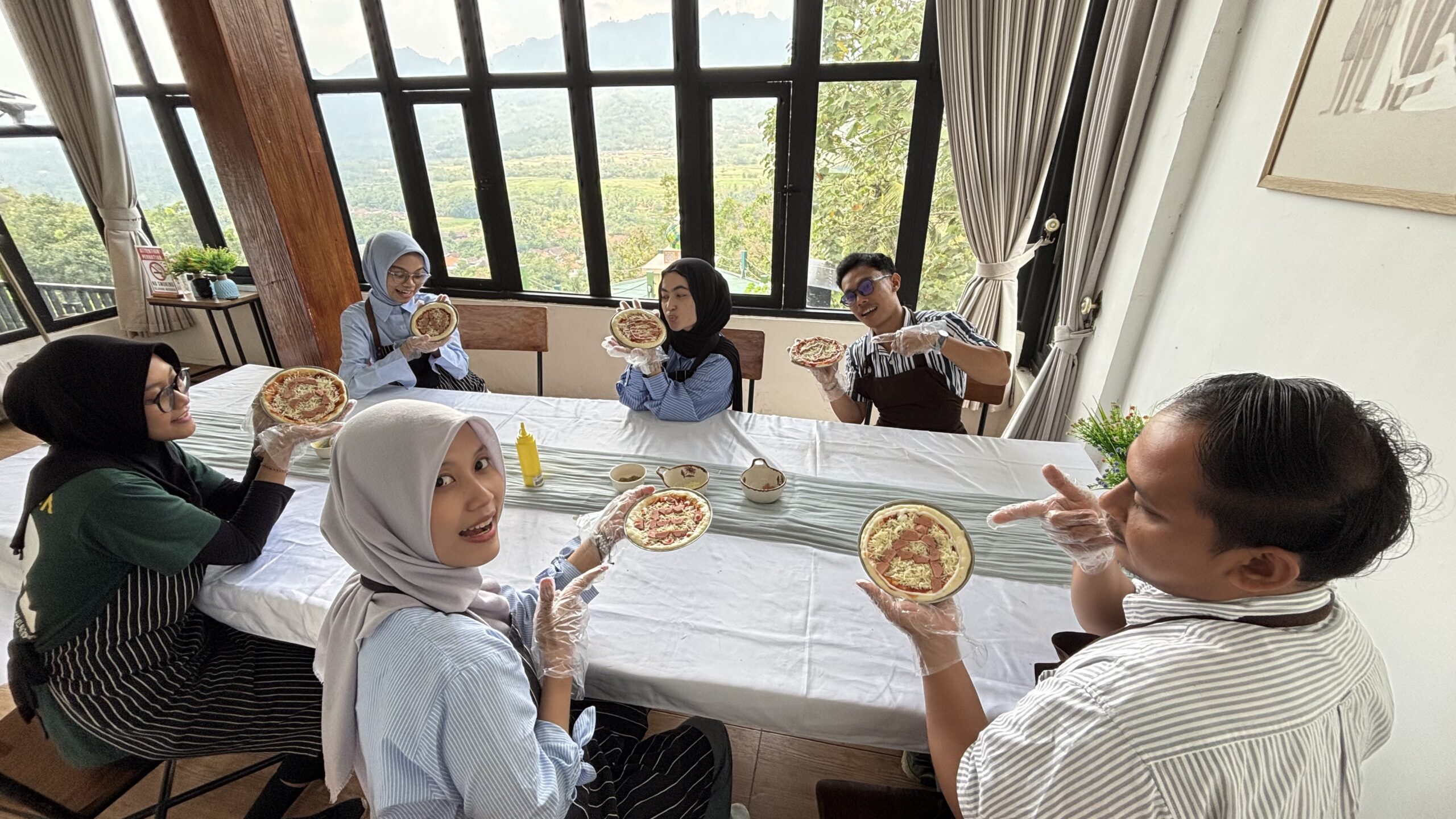 Pizza Time: Experience Baru Membuat Pizza dengan View Candi 18 Pizza Time di Magelang: peserta mengenakan apron dan hand gloves siap membuat pizza