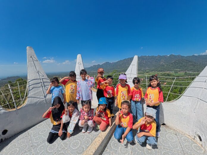 IMG_20260629_111905_642.jpg Anak-anak Les Baca AHE sedang menghias donat saat outing sekolah di Bukit Rhema Magelang