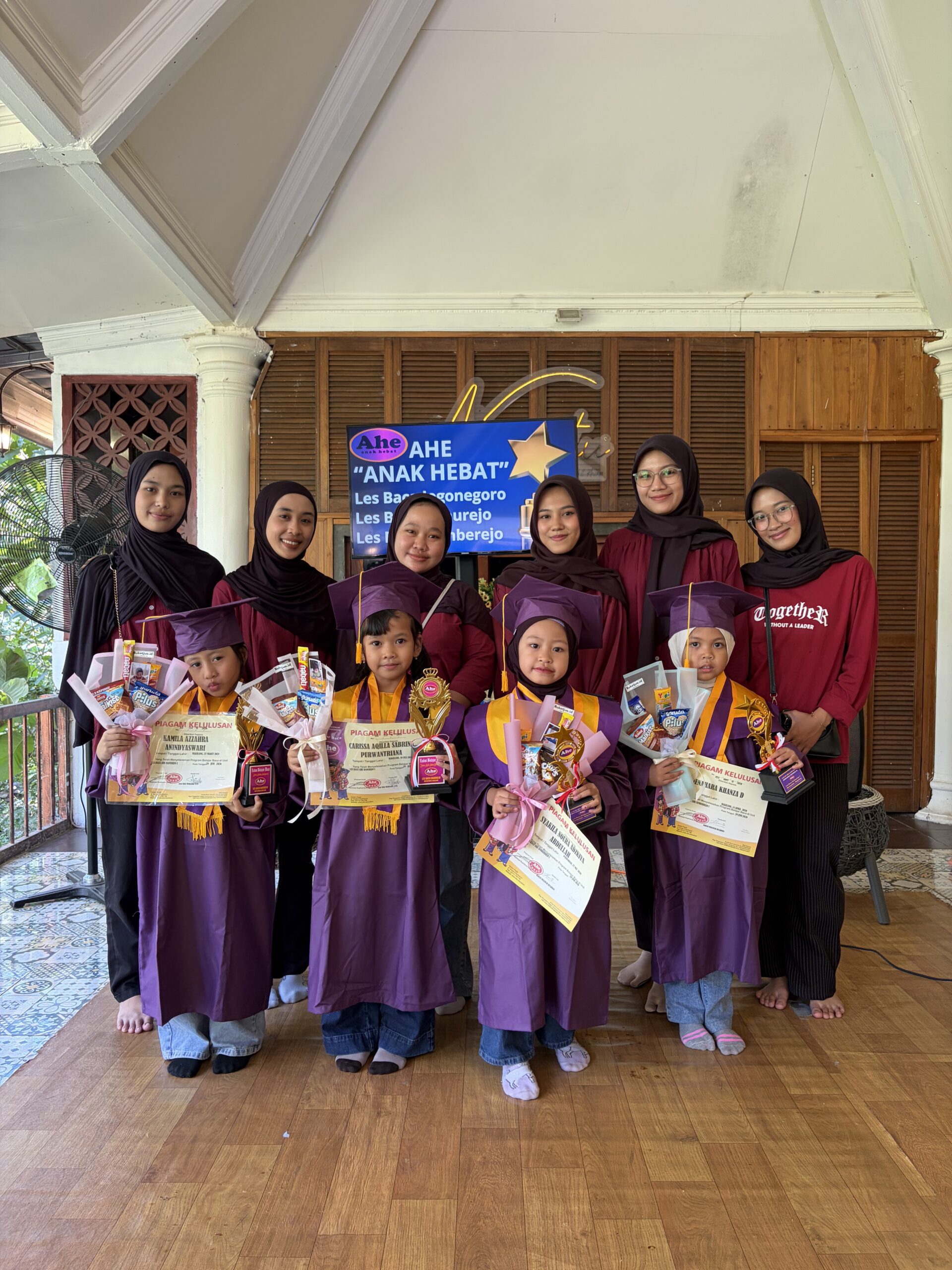 Outing Sekolah Les Baca AHE di Bukit Rhema, Tempat Outing Magelang 18 Momen pelepasan siswa outing bimbel di Bukit Rhema dengan latar perbukitan Magelang