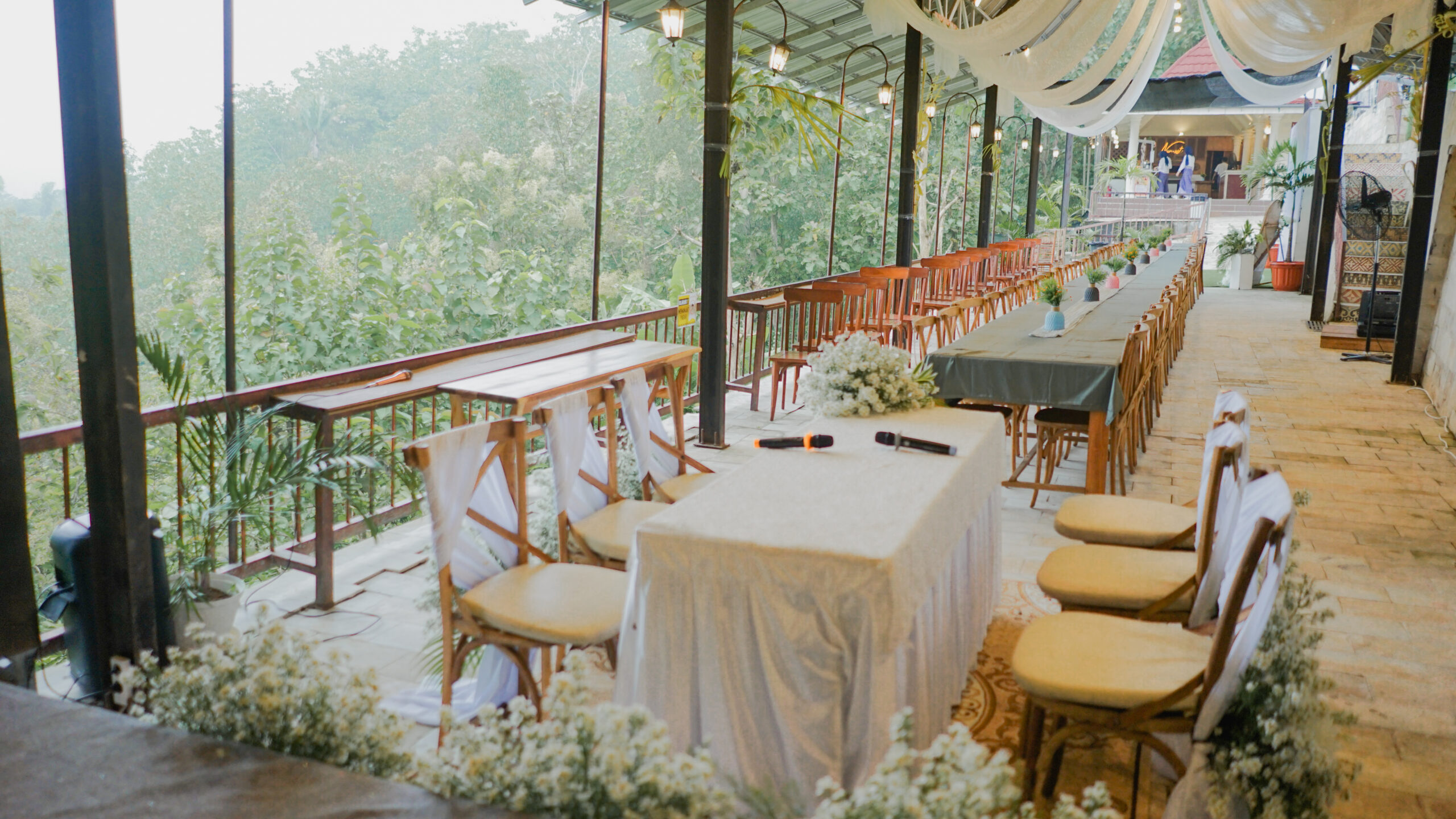 Intimate Wedding Magelang: Inspirasi dari Tittah & Krisnaldo 17 Suasana intimate wedding Tittah dan Krisnaldo di Naruastu Kedai Bukit Rhema