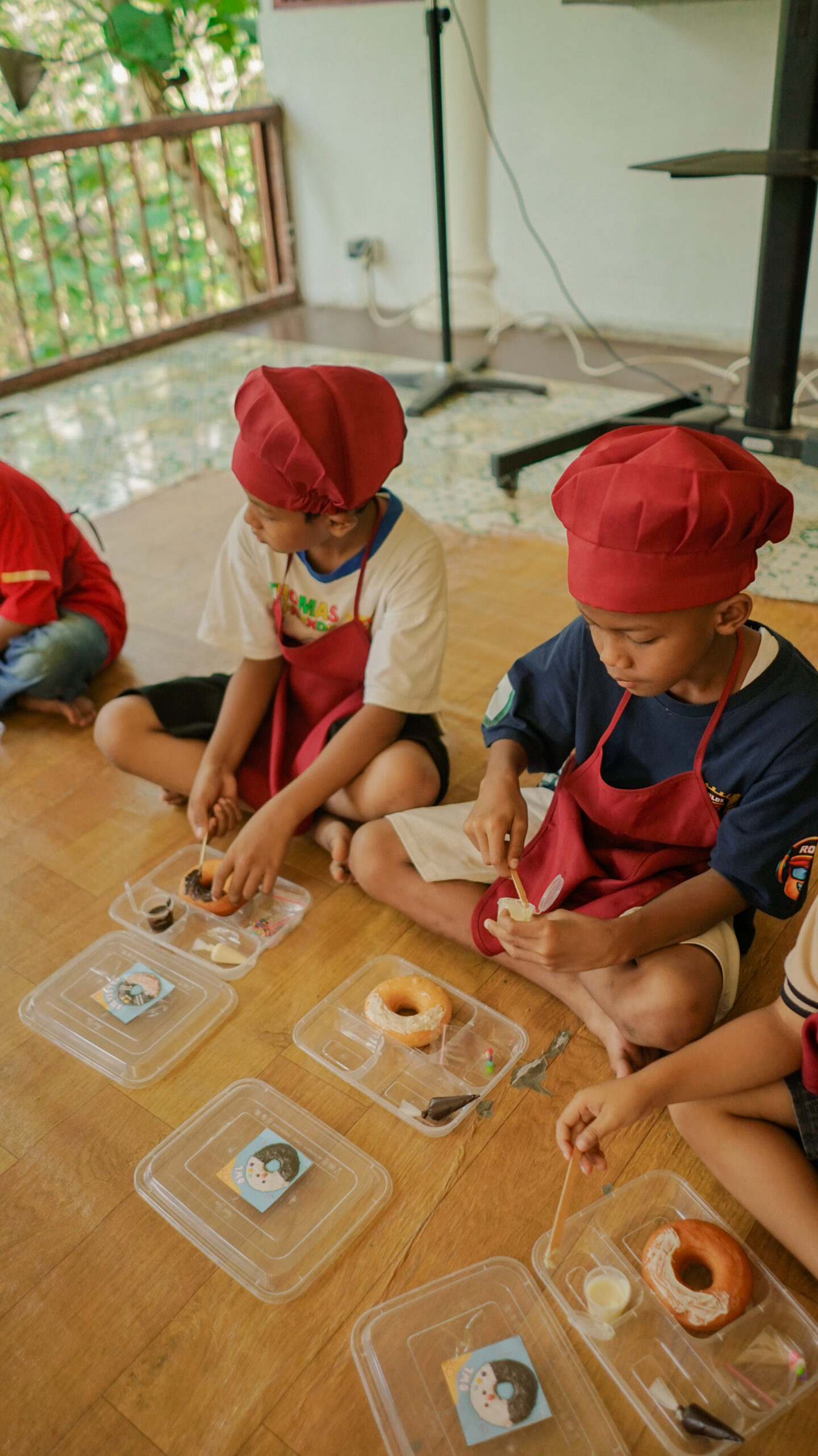 Outing Sekolah di Magelang: Pengalaman Seru Menghias Donat di Kedai 17 Anak-anak antusias menghias donat dalam kegiatan outing bimbel di Kedai Bukit Rhema dekat Borobudur