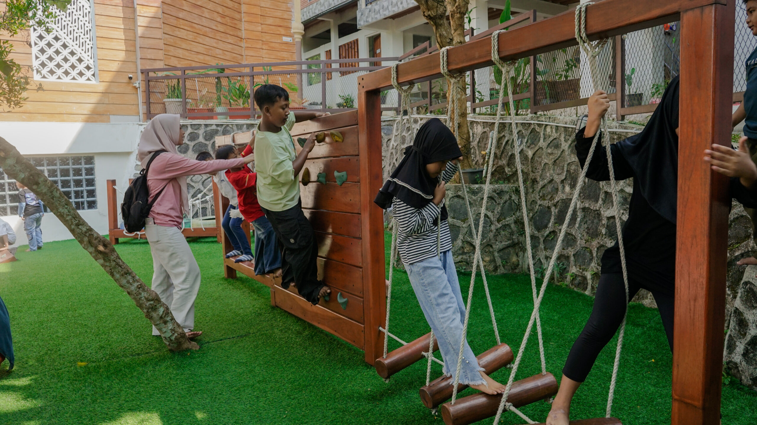 Outing Sekolah di Magelang: Pengalaman Seru Menghias Donat di Kedai 18 Anak-anak bermain di playground alam gratis saat outing di Magelang di Kedai Bukit Rhema
