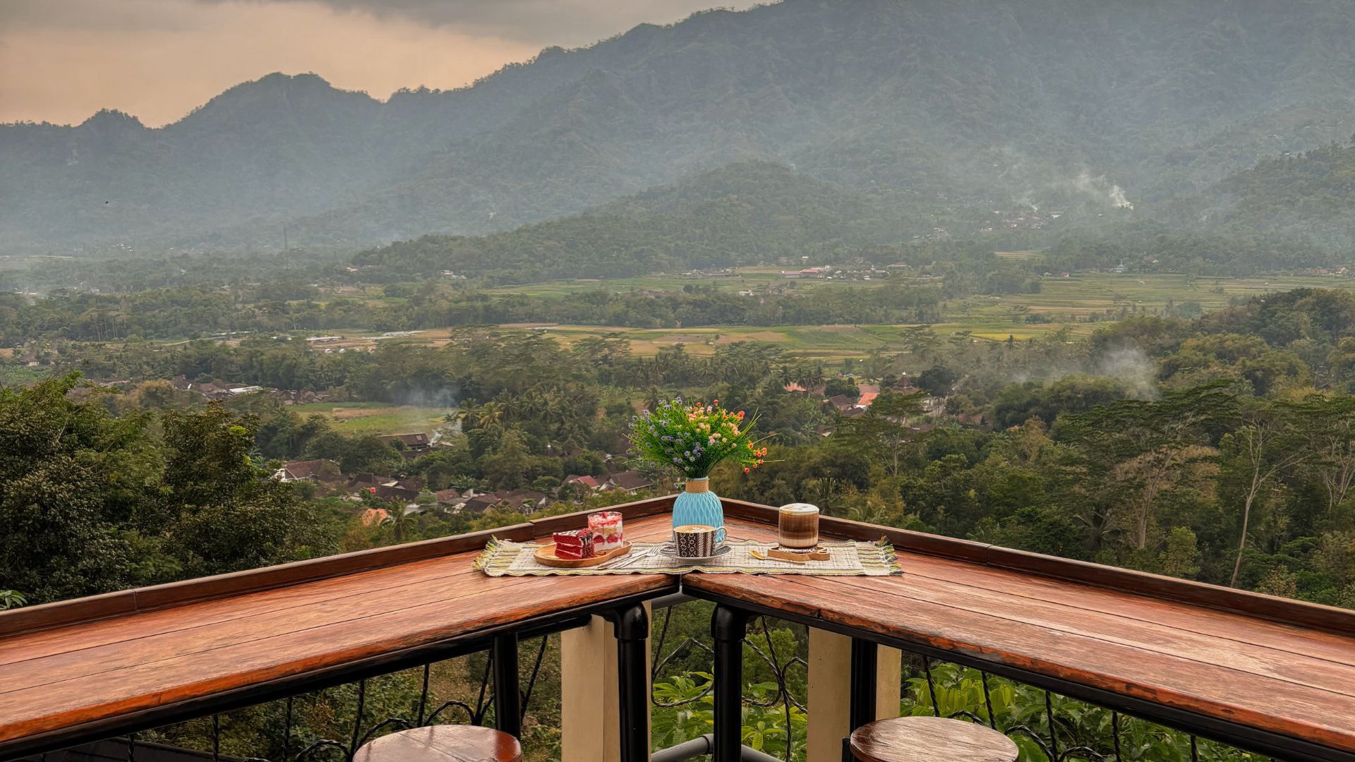 Rekomendasi Tempat Sarapan Borobudur: Kedai Bukit Rhema Buka Jam 6 17 Pengunjung menikmati sarapan with view di Kedai Bukit Rhema, spot sarapan di Borobudur dengan pemandangan bukit