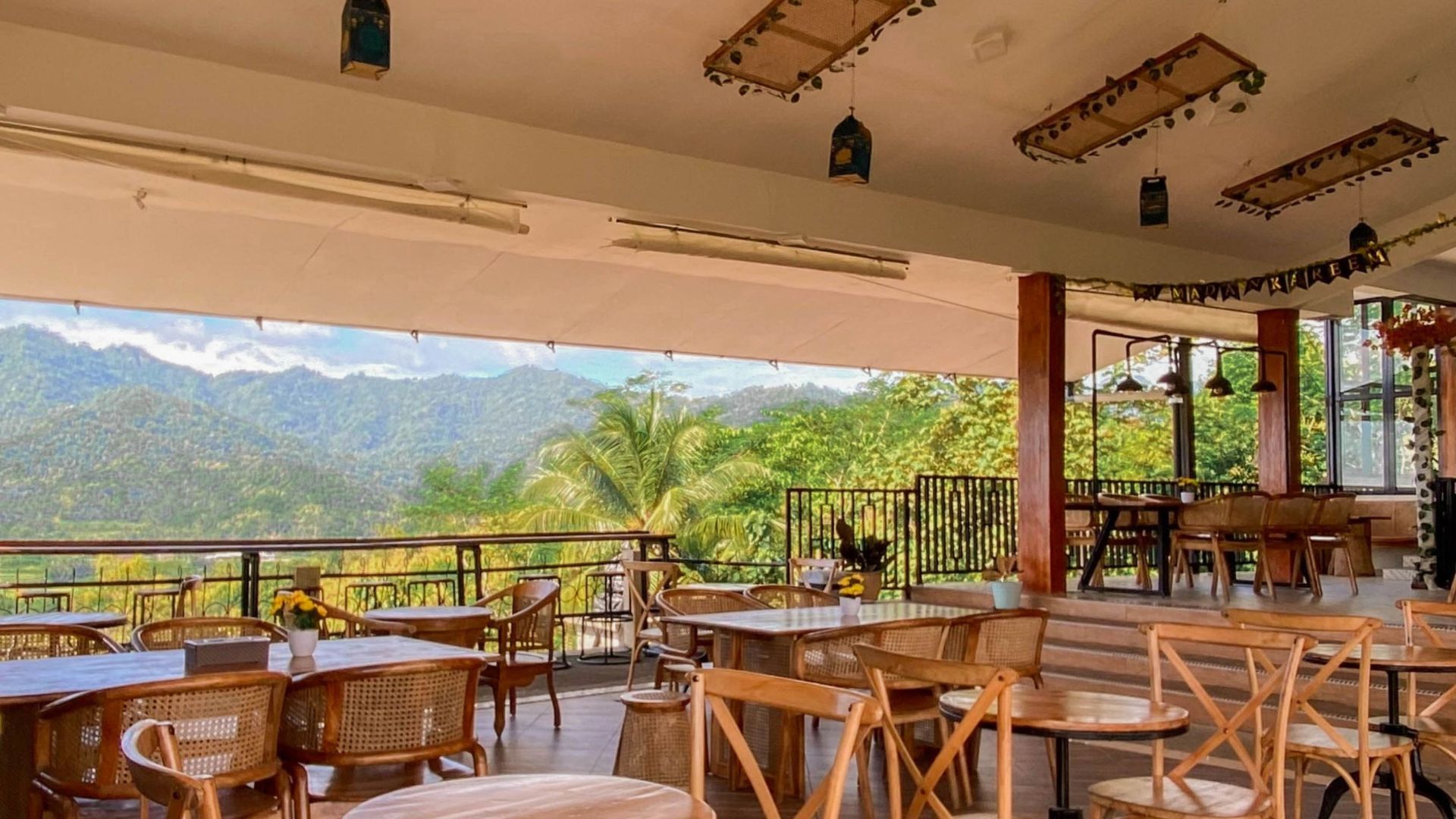 Rekomendasi Tempat Sarapan Borobudur: Kedai Bukit Rhema Buka Jam 6 18 Aneka menu sarapan seperti nasi goreng dan kopi di Kedai Bukit Rhema, tempat sarapan Borobudur buka jam 6 pagi