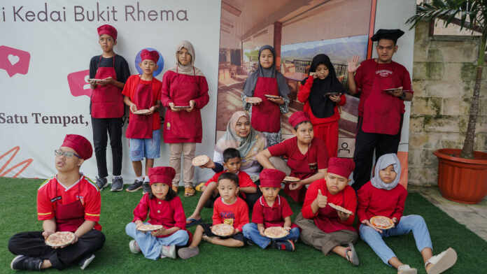 featured-outing-class-pizza-time Anak-anak RBCM Rumah Baca Cerdas Magelang berfoto bersama di depan gedung Bukit Rhema sebelum Outing Class Pizza Time