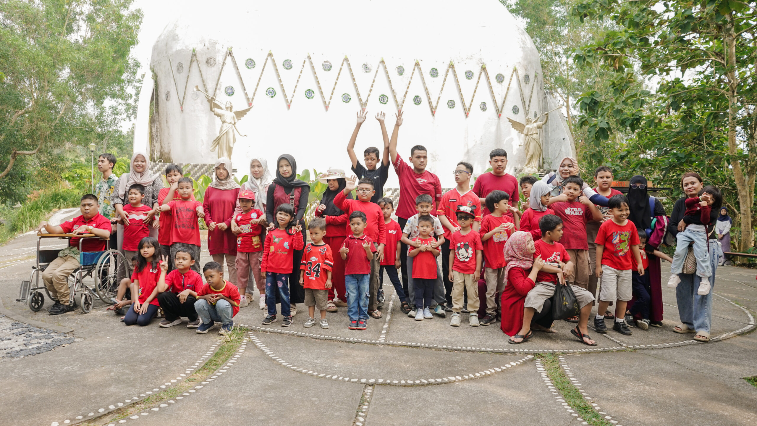 Serunya Outing Class Pizza Time RBCM di Kedai Bukit Rhema! 5 Anak-anak RBCM Rumah Baca Cerdas Magelang mendengarkan penjelasan sejarah Gereja Ayam sebelum Outing Class Pizza Time