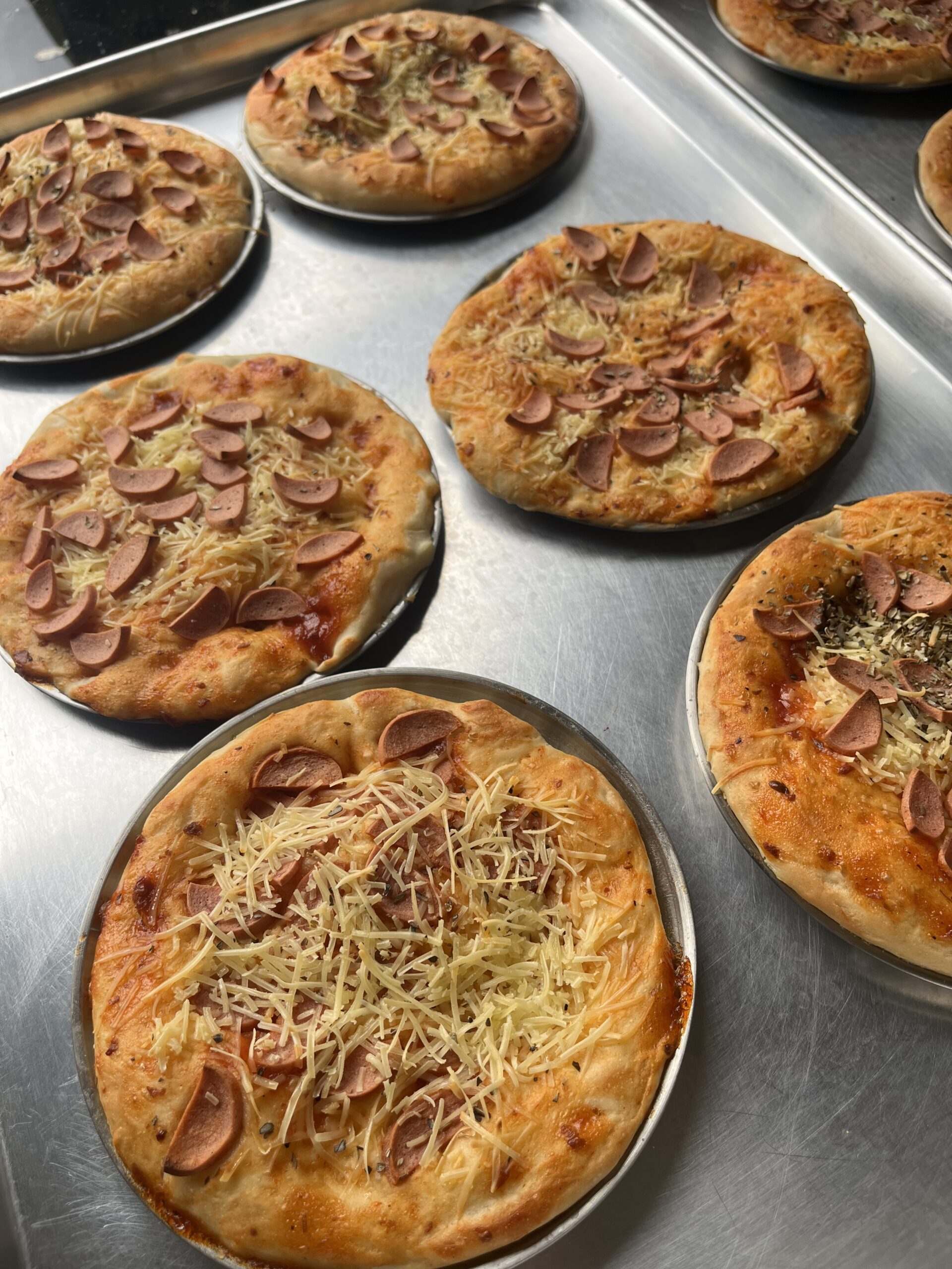 Serunya Outing Class Pizza Time RBCM di Kedai Bukit Rhema! 6 Anak-anak RBCM Rumah Baca Cerdas Magelang menikmati pizza hasil kreasi sendiri setelah Outing Class Pizza Time di Naruastu Kedai Bukit Rhema