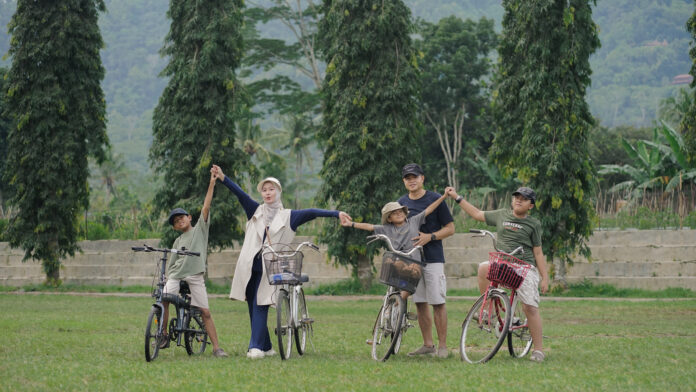 featured-gowes-pagi-borobudur-keluarga Keluarga bersepeda gowes pagi di Borobudur dengan latar belakang sawah hijau