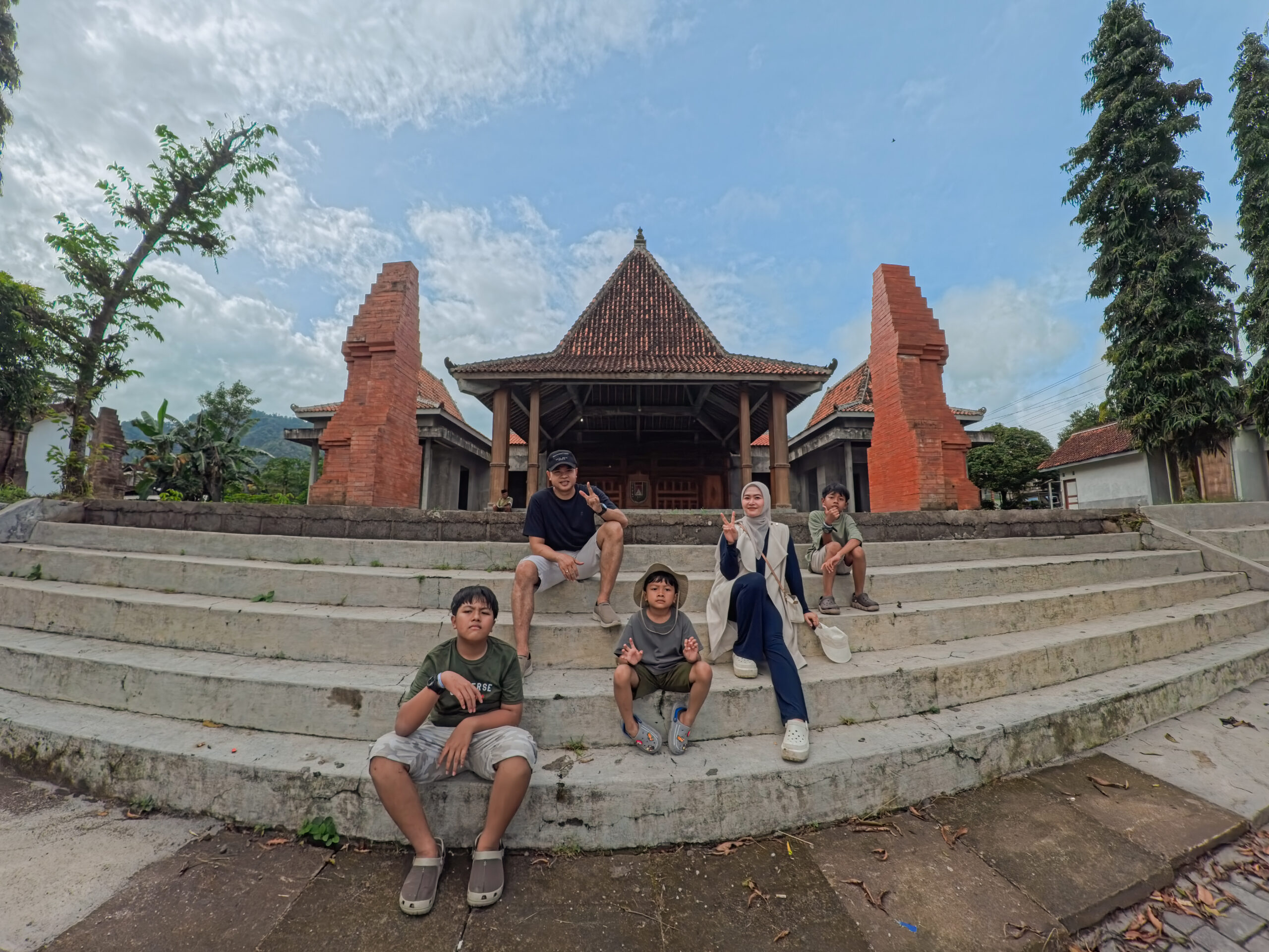 Gowes Pagi Asik di Borobudur: Petualangan Keluarga Ibu Mei 6 Pemandu Kak Ziddan dan tim dokumentasi Kak Dayat mendampingi keluarga gowes di Borobudur