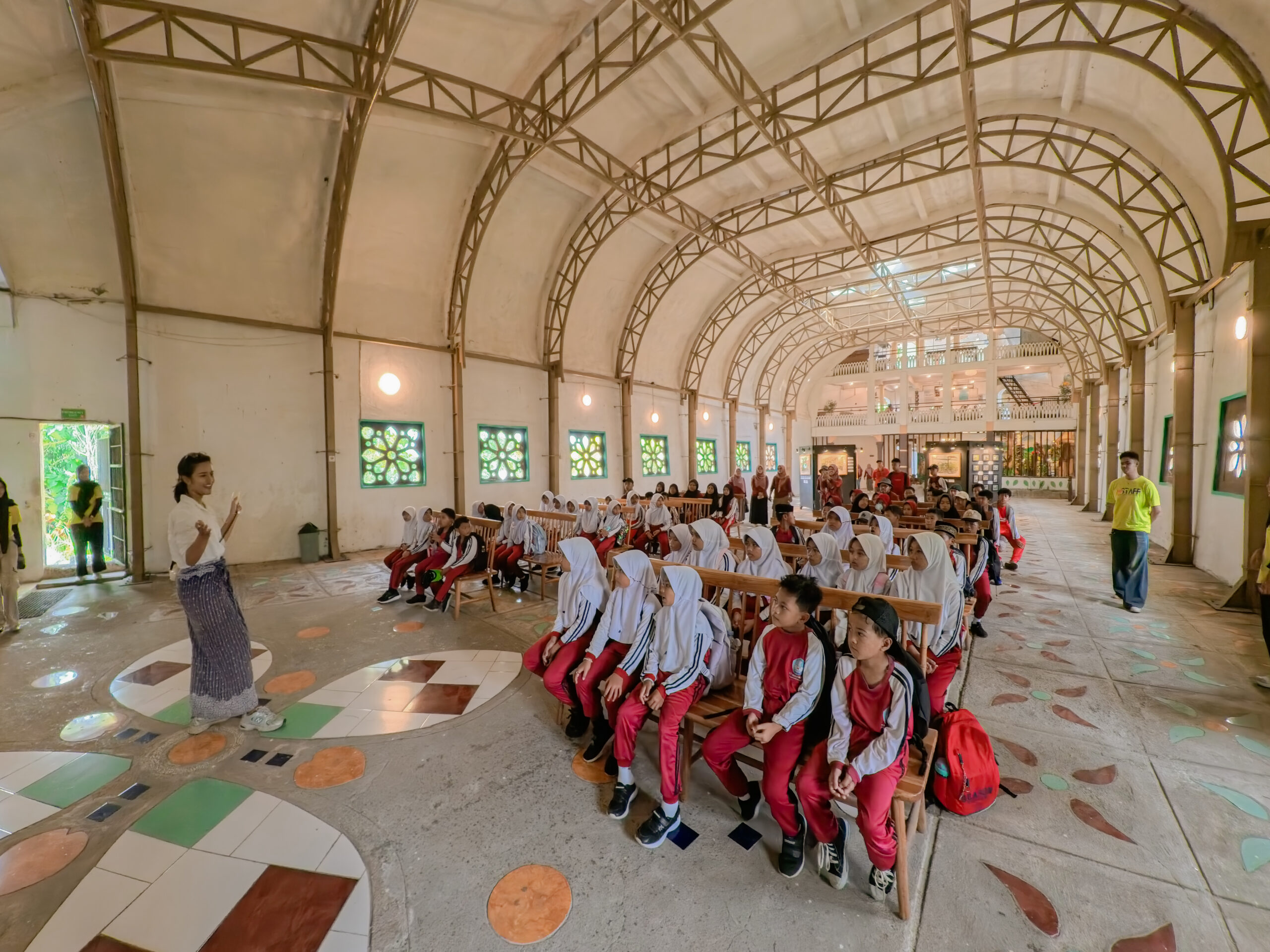 Serunya Outing Class SDN Purwosari 2 Temanggung di Bukit Rhema 5 Tim Kedai Bukit Rhema memandu kegiatan Outbond Anak Sekolah dengan ceria