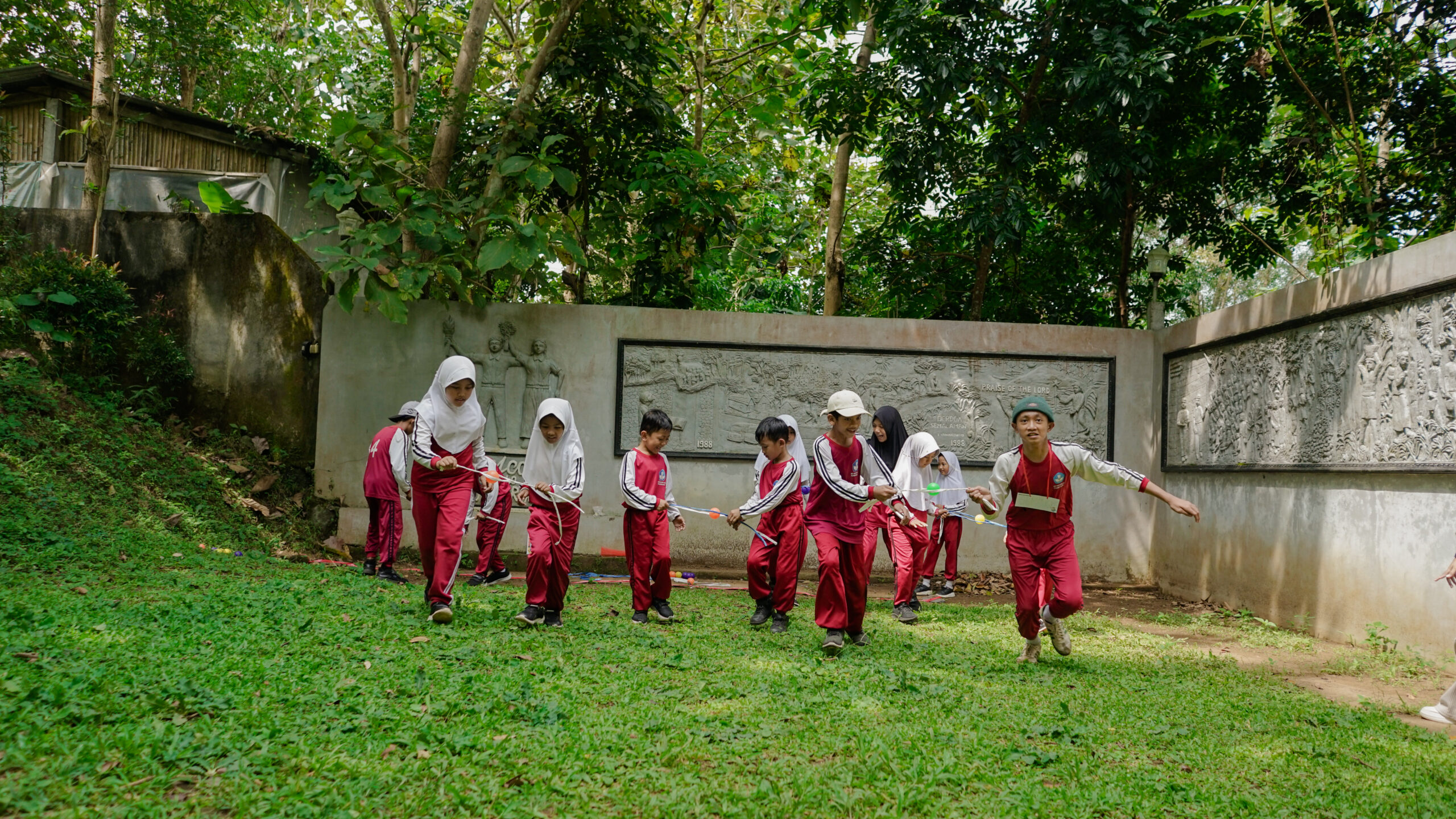 Serunya Outing Class SDN Purwosari 2 Temanggung di Bukit Rhema 6 Anak-anak peserta Outing Class menikmati aktivitas Outbond Anak di halaman Bukit Rhema