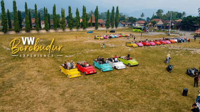 featured-vw-experience-borobudur-seru Rombongan Pak Winata berpose di depan mobil VW Experience Borobudur