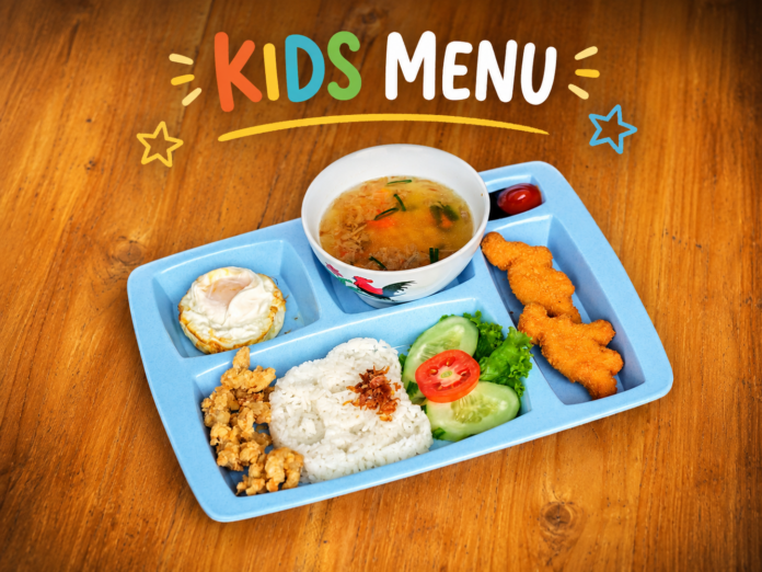 featured-kids-menu-bukit-rhema Keluarga menikmati Kids Menu lengkap di Kedai Bukit Rhema dengan pemandangan indah