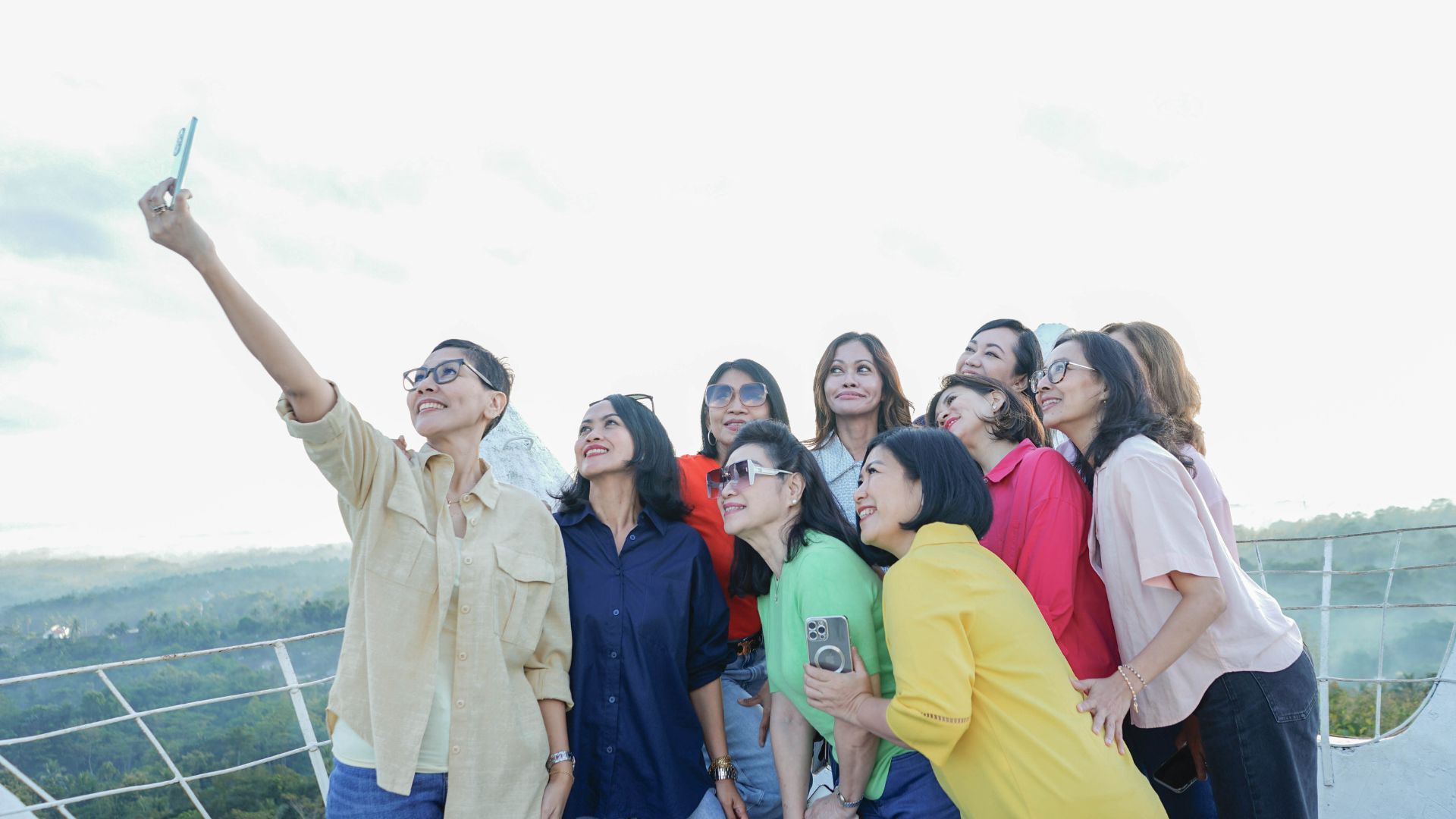 Guide touristique de Borobudur Sunrise 2025 : tous les spots, prix et conseils pratiques 9 Pengunjung berfoto di bagian mahkota bangunan Bukit Rhema