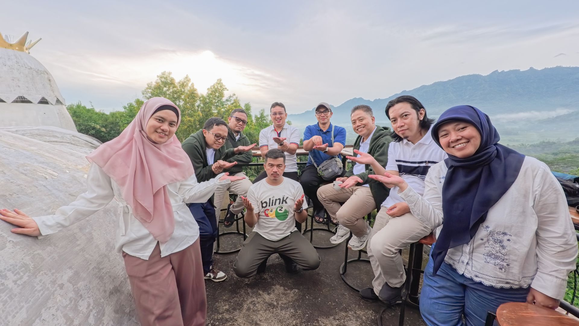 Guide touristique de Borobudur Sunrise 2025 : tous les spots, prix et conseils pratiques 10 Rombongan menikmati pemandangan pagi dari Bukit Rhema
