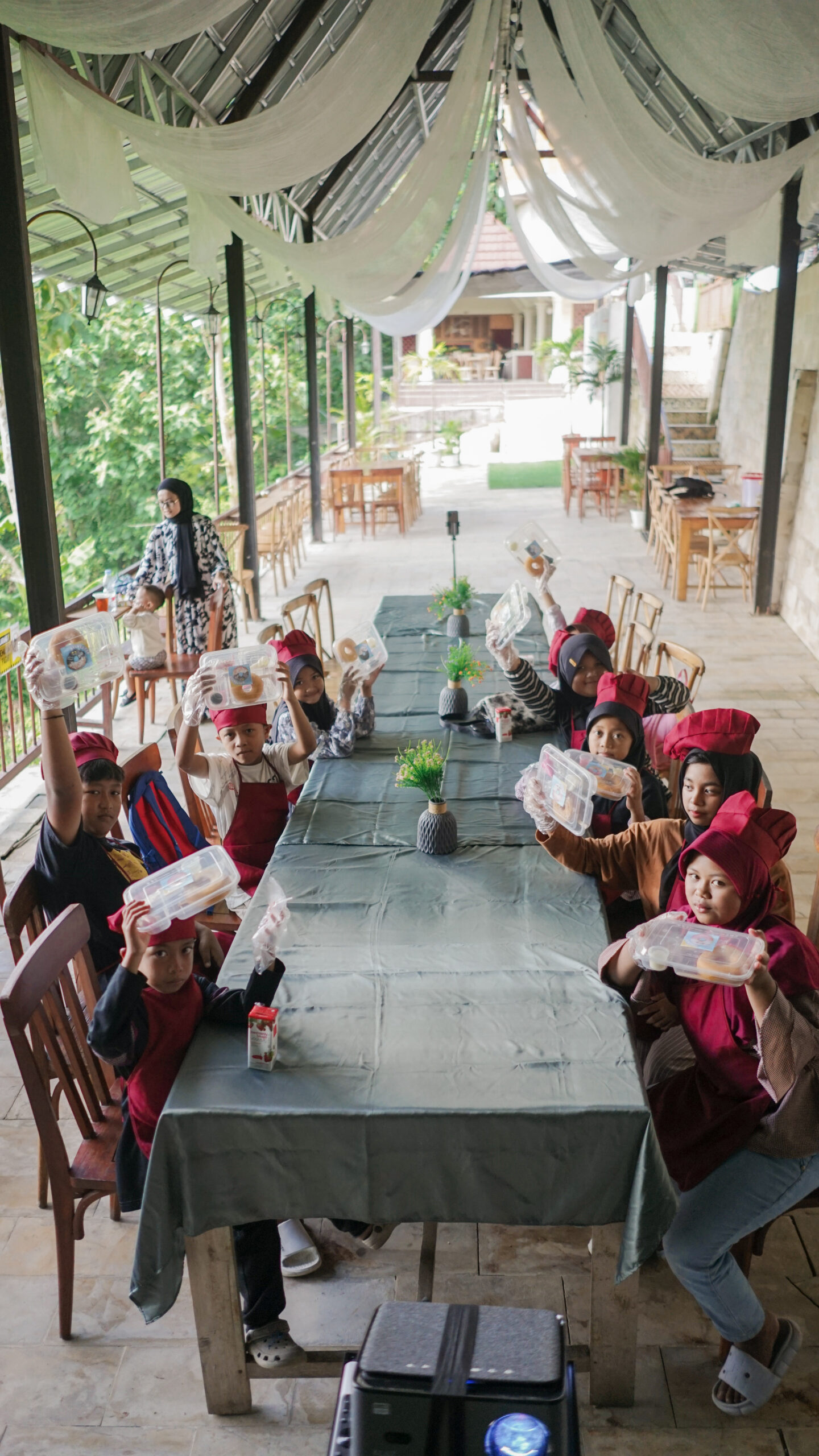 Outing Class Ceria Bimbel Rubel: Kreasi Donat di Bukit Rhema 5 Momen antusias anak-anak Bimbel Rubel memakai apron sebelum memulai kegiatan outing class menghias donat