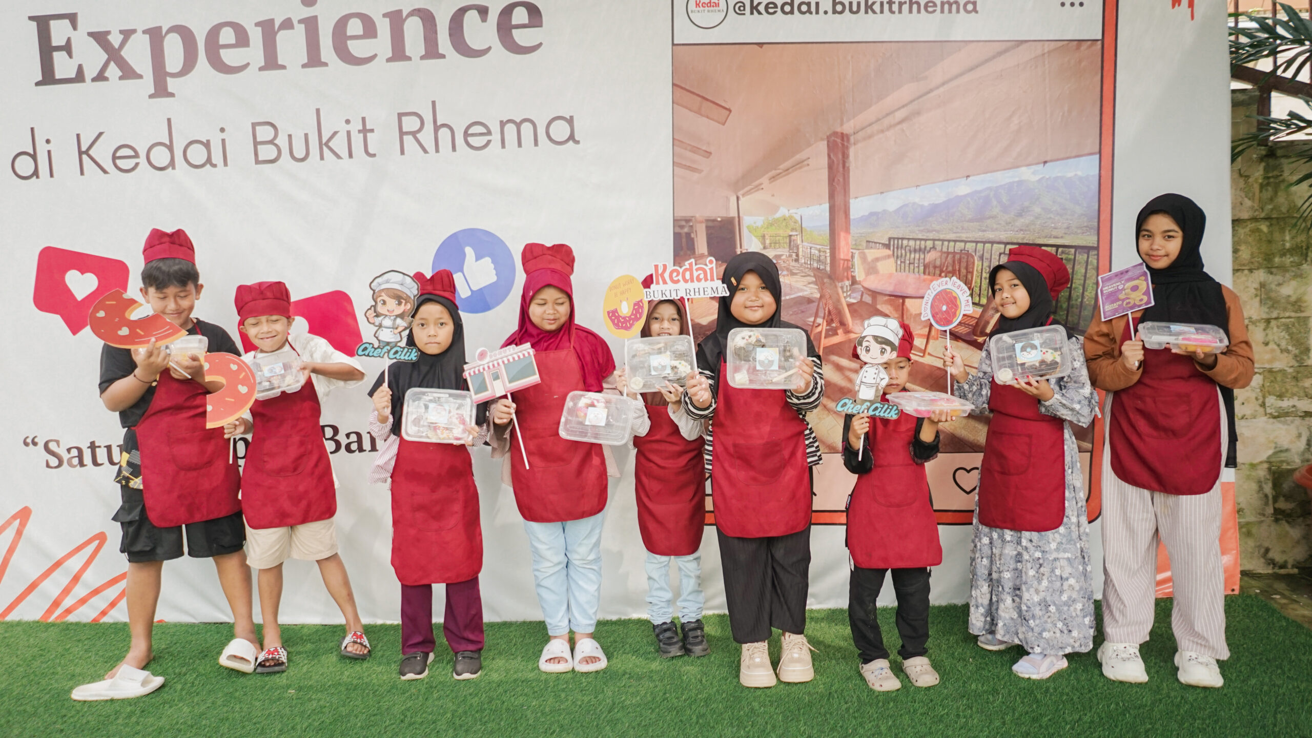 Outing Class Ceria Bimbel Rubel: Kreasi Donat di Bukit Rhema 6 Kak Ziddan mendampingi anak-anak Bimbel Rubel saat outing class menghias donat di Kedai Bukit Rhema